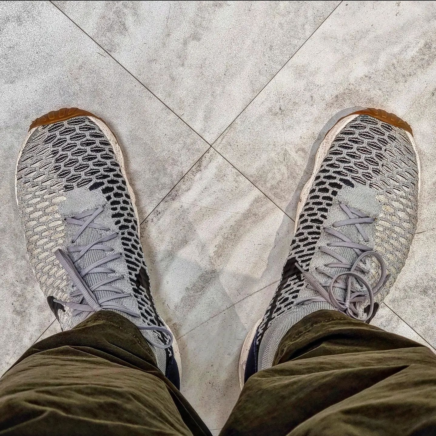 Nike Air Footscape Magista Flyknit Wolf Grey Dark Obsidian 착용 스타일 - 2