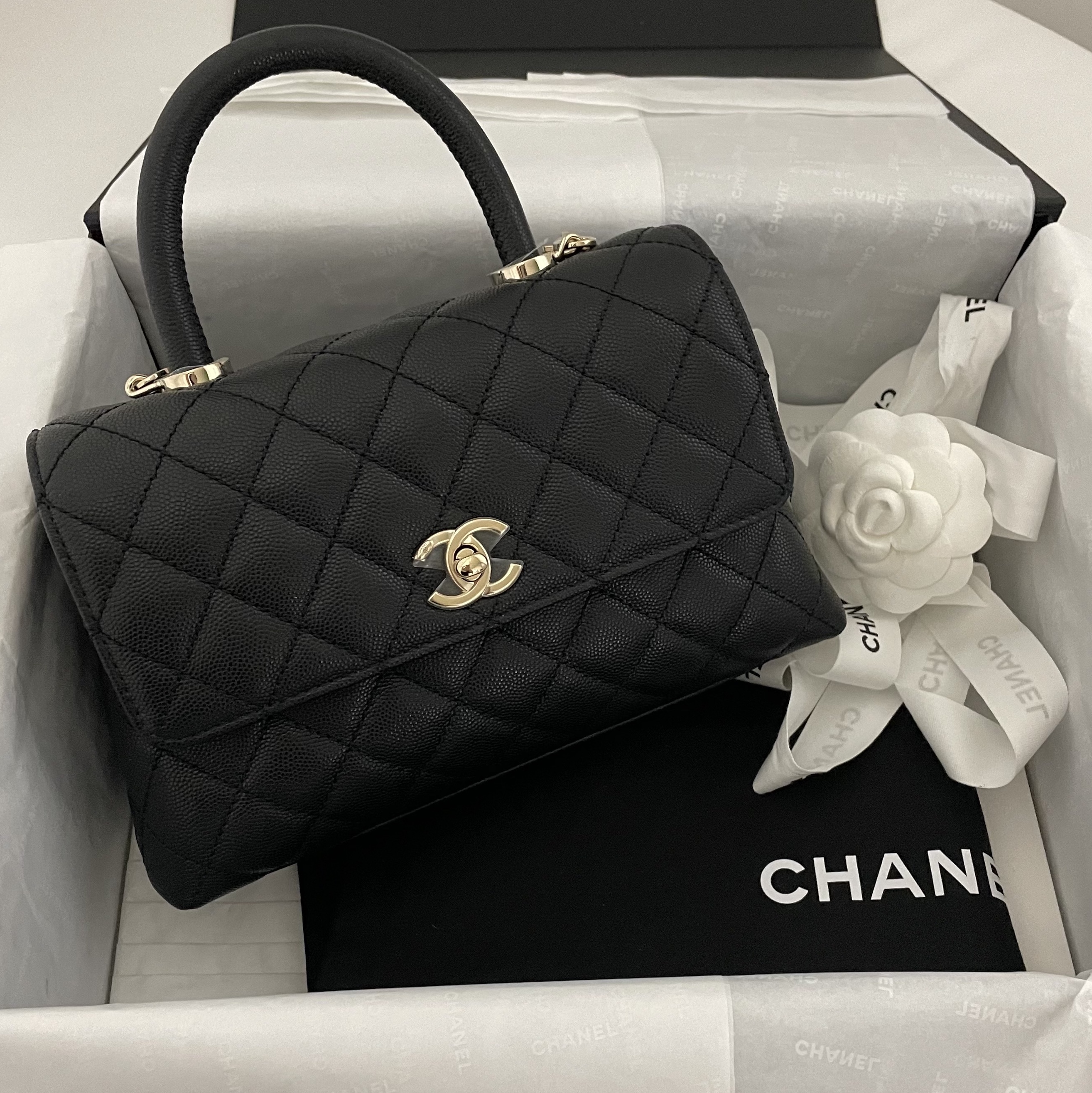 Chanel Flap Bag with Top Handle Grained Calfskin & Gold Black 착용 스타일 - 1
