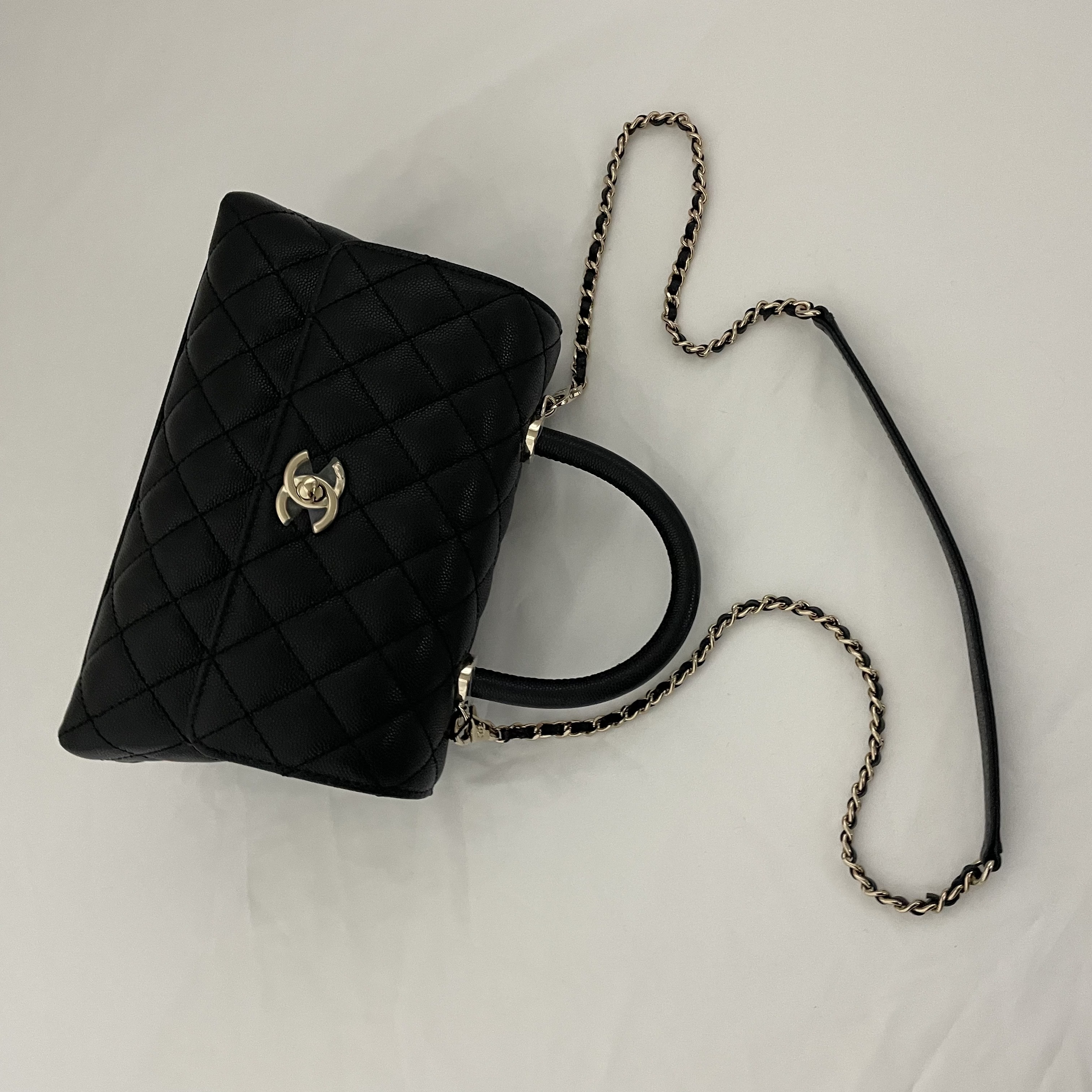Chanel Flap Bag with Top Handle Grained Calfskin & Gold Black 착용 스타일 - 3