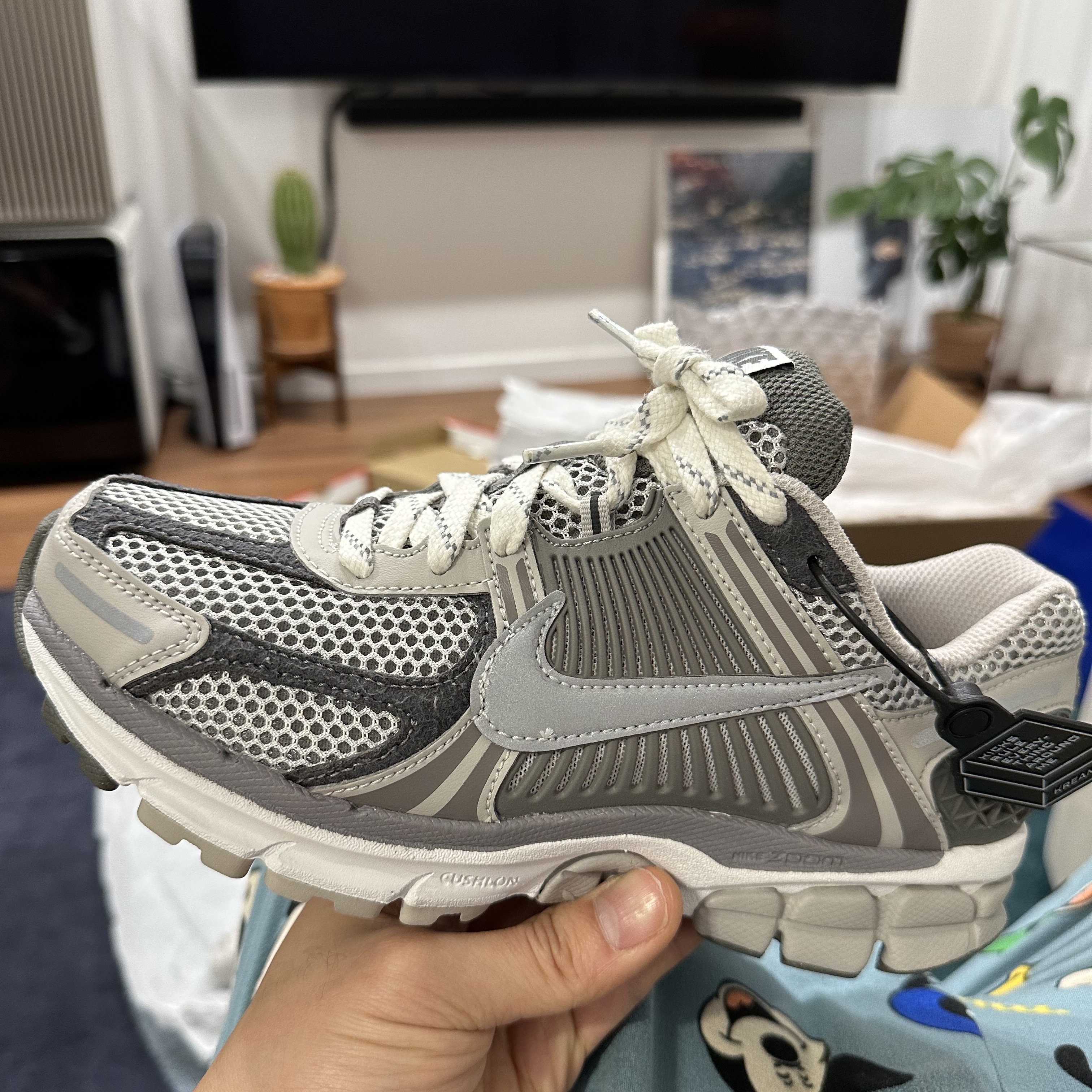 Nike Zoom Vomero 5 PRM Light Iron Ore and Flat Fewter 착용 스타일