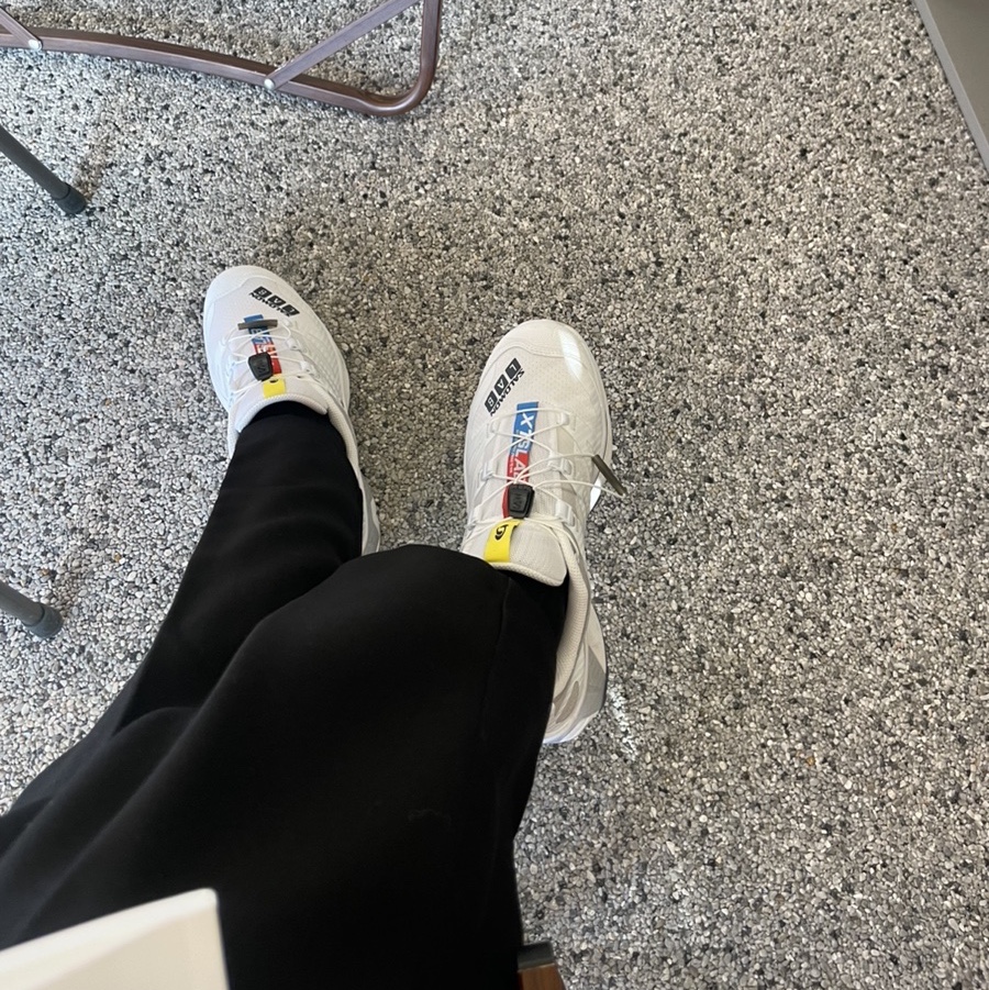 Salomon XT-4 White Lunar Rock 착용 스타일 - 2