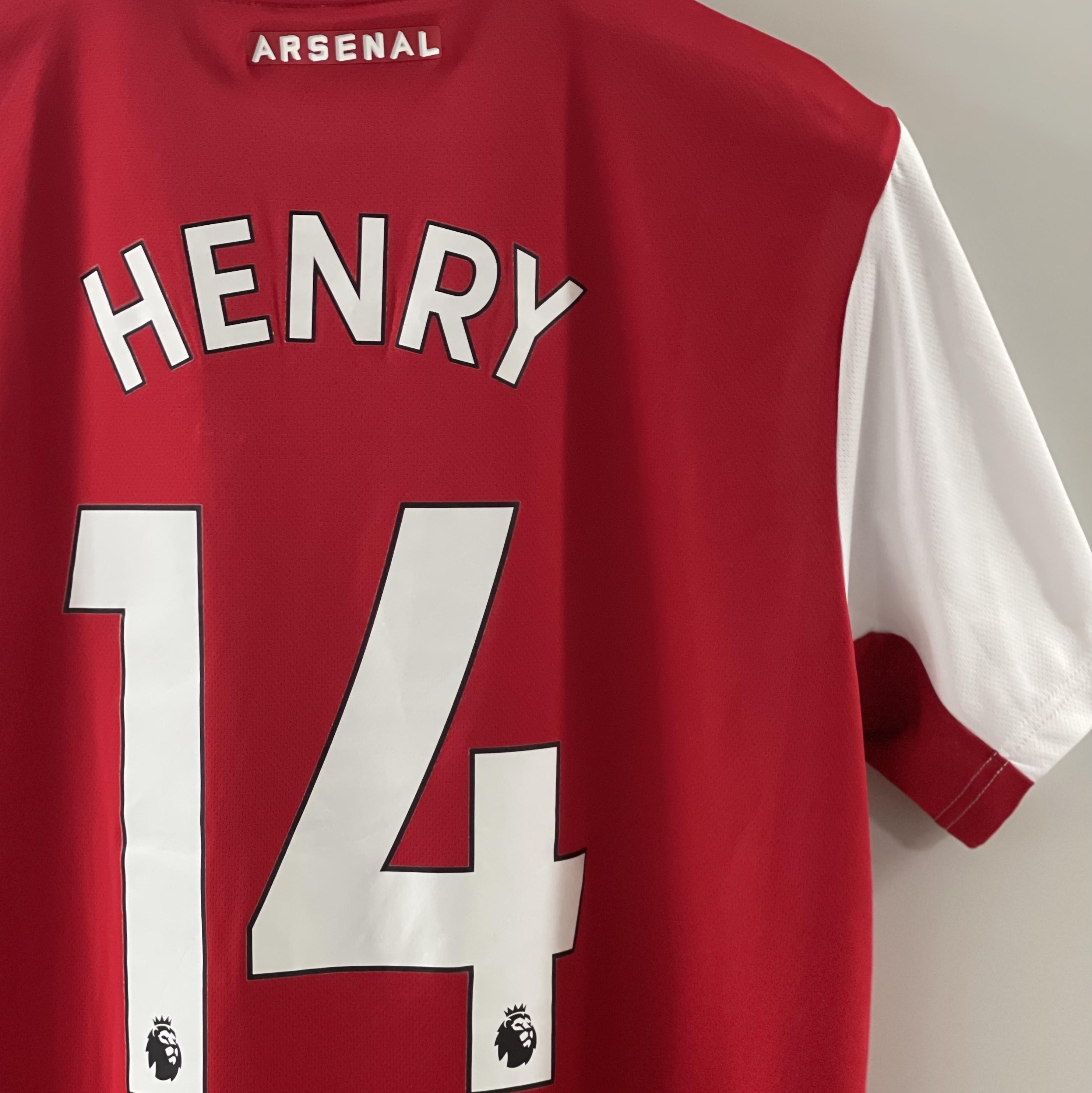 Adidas Arsenal 2022/23 Home Jersey Scarlet White - KR Sizing (Non Marking Ver.), Adidas Arsenal 2022/23 Home Jersey Scarlet White - US Sizing (Non Marking Ver.) 착용 스타일 - 2