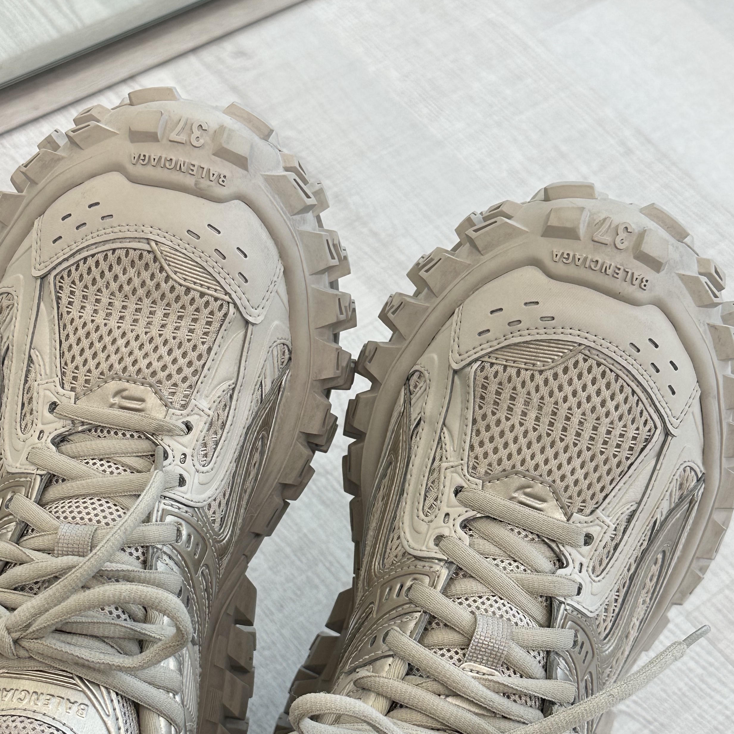 Balenciaga Defender Sneakers Beige, Acne Studios Large Face Logo Beanie Grey Melange 착용 스타일 - 3