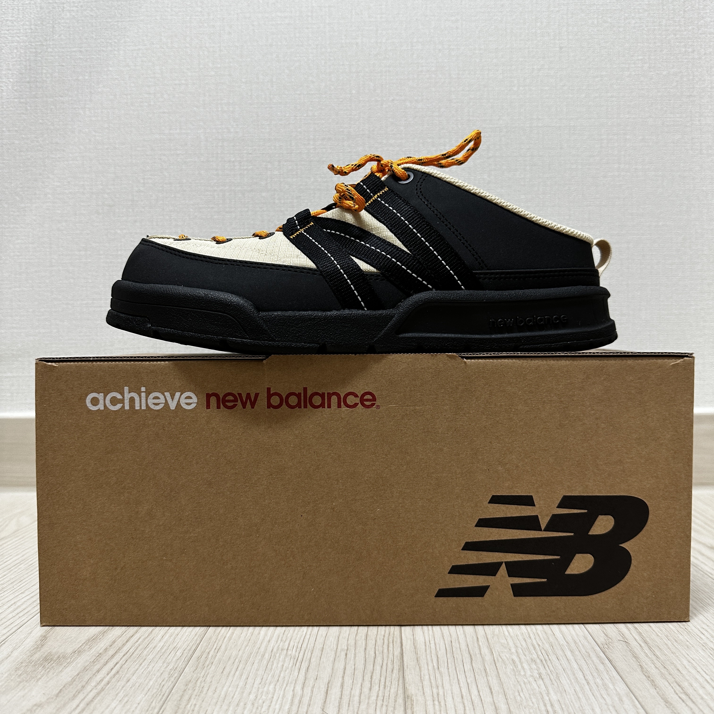 New Balance CRV Mule V2 Yellow 착용 스타일 - 1