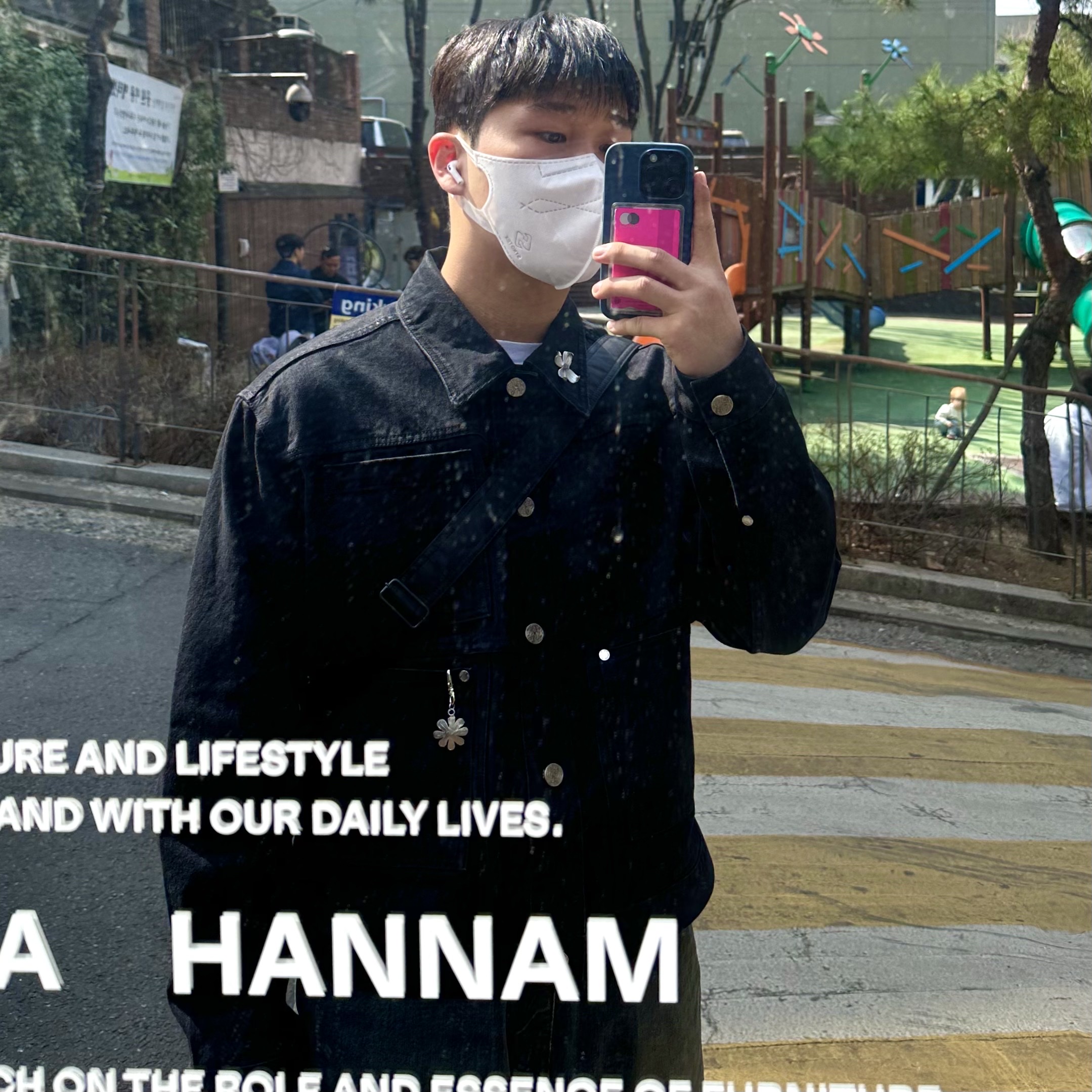 [KREAM 단독] STU Denim Jacket Black, [KREAM 단독] STU Flower Metal Charm 착용 스타일 - 1