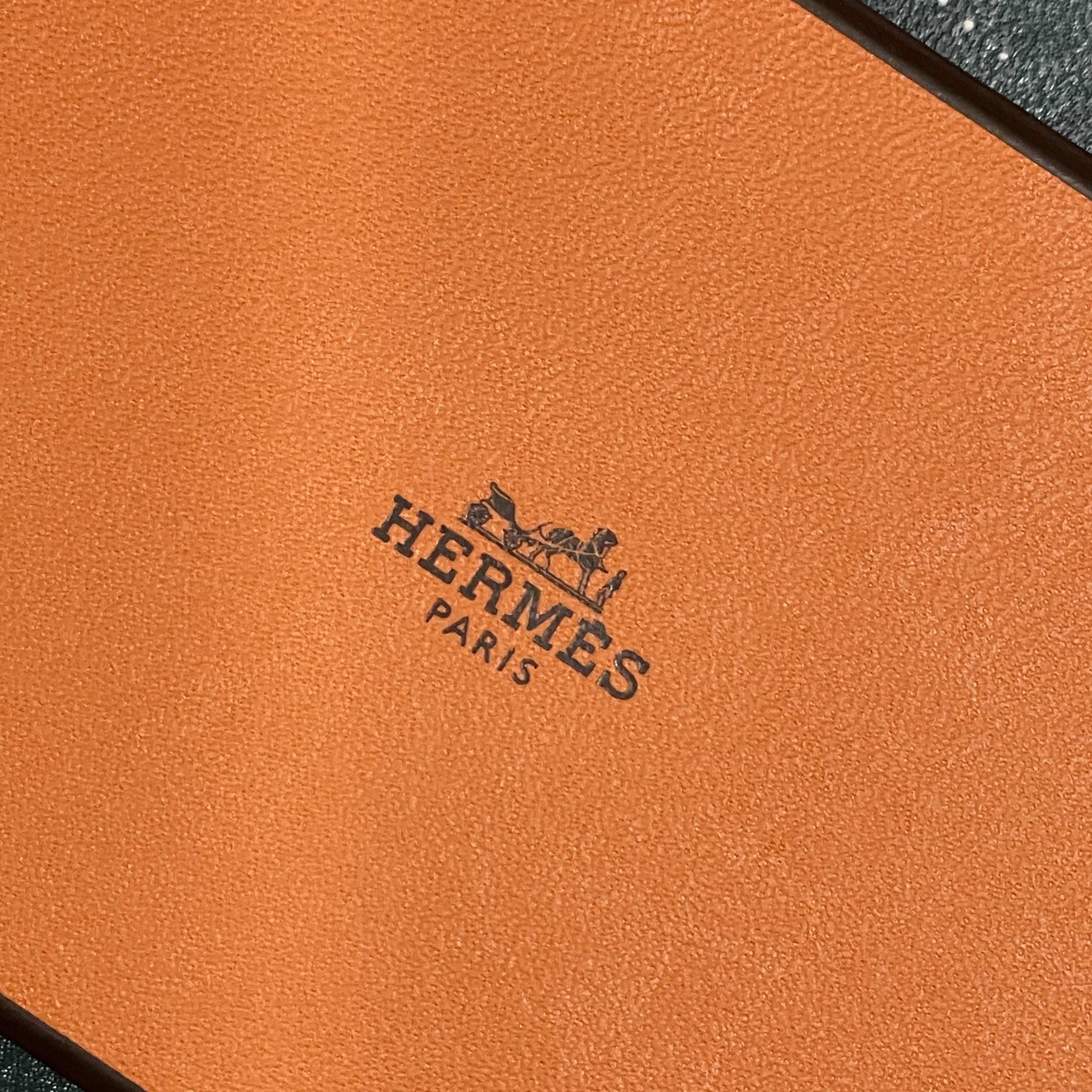 Hermes Calvi Verso Card Holder Epsom & Palladium Gold Vert Fizz 착용 스타일