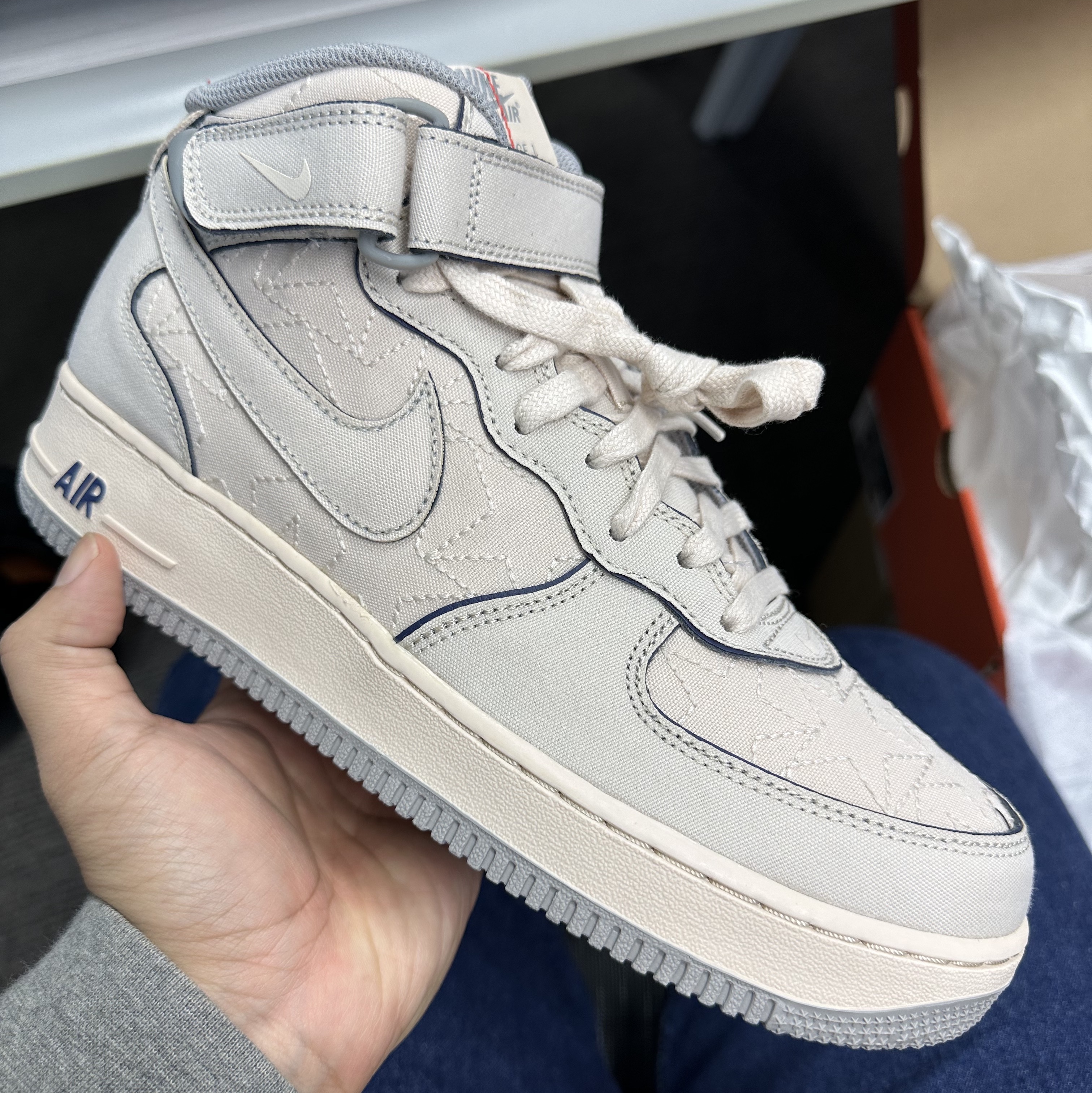 Nike Air Force 1 Mid '07 Pearl White 착용 스타일