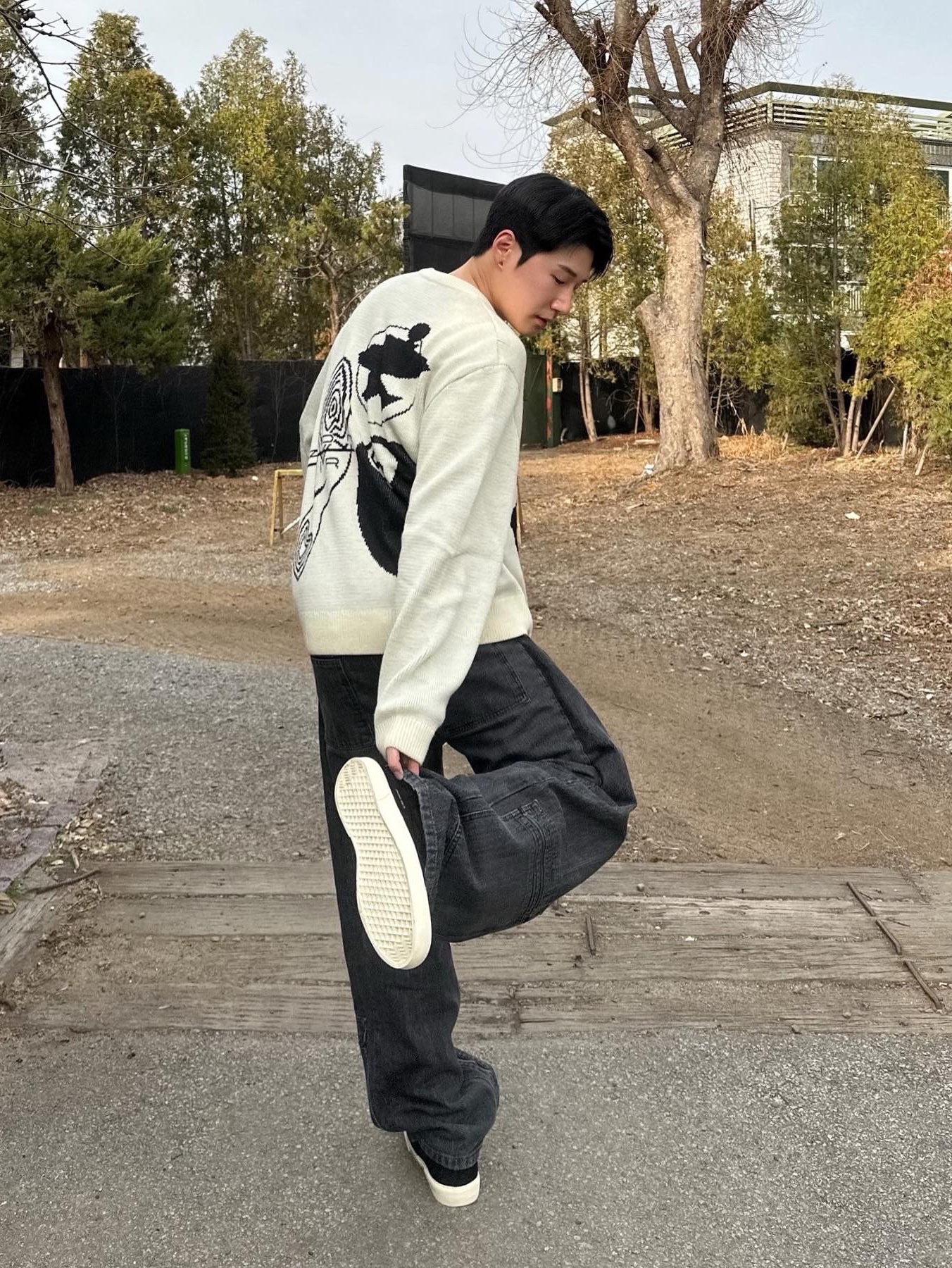 Nike x Stussy NRG LS Knit Sweater Fossil (DR2894-238), Nike x Stussy NRG LS Knit Sweater Fossil (DR2893-238) 착용 스타일 - 1
