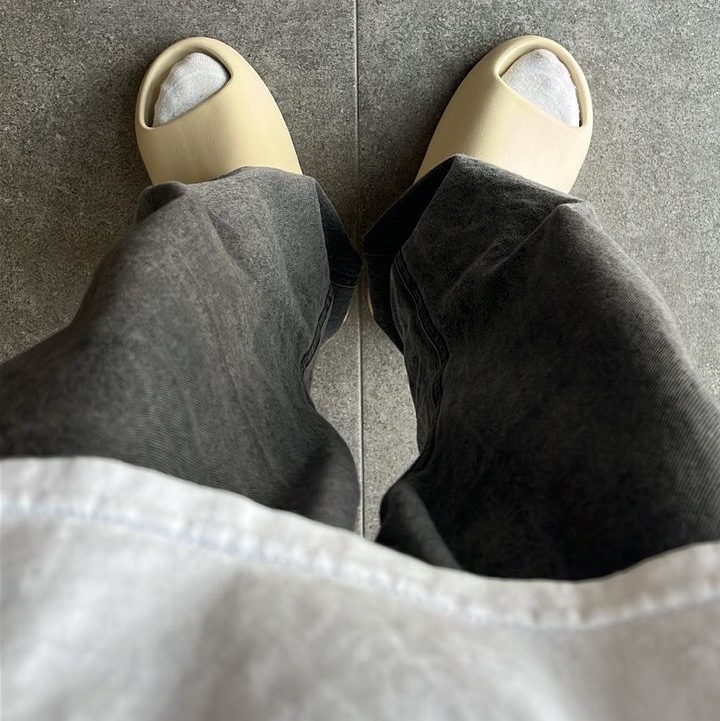 Adidas Yeezy Slide Bone 2022/2023 착용 스타일