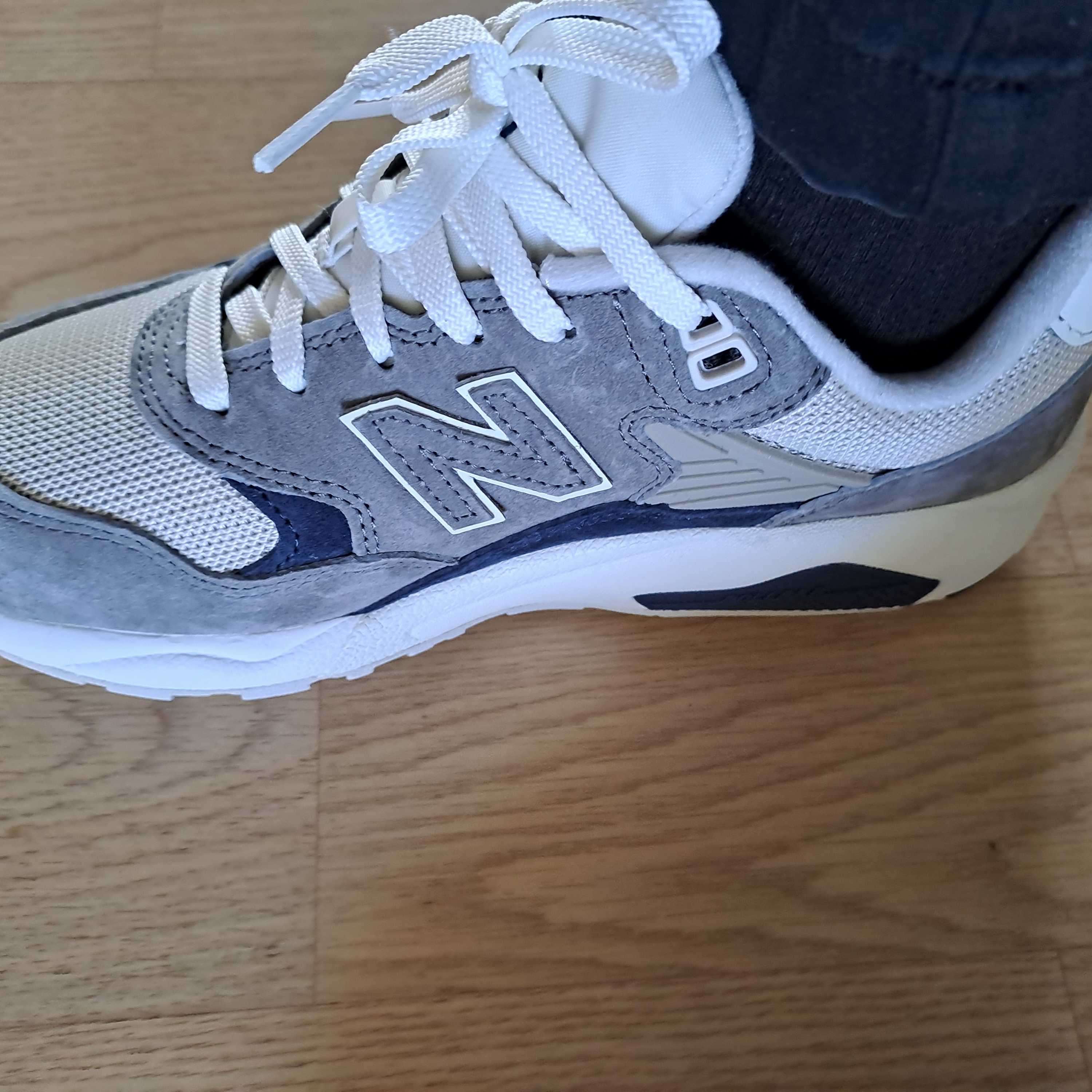 New Balance 580 Dark Grey Navy 착용 스타일 - 1