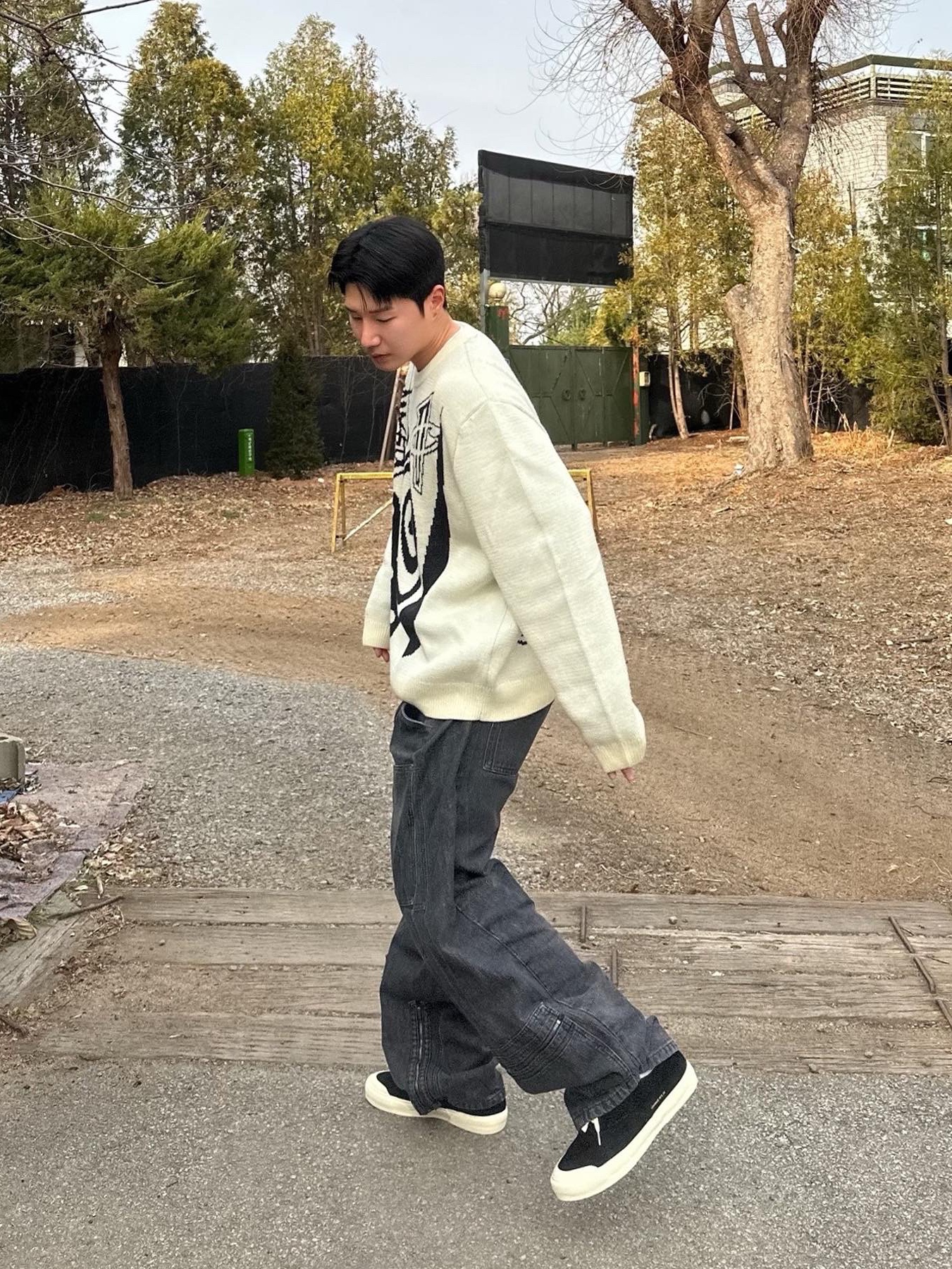 Nike x Stussy NRG LS Knit Sweater Fossil (DR2894-238), Nike x Stussy NRG LS Knit Sweater Fossil (DR2893-238) 착용 스타일 - 2