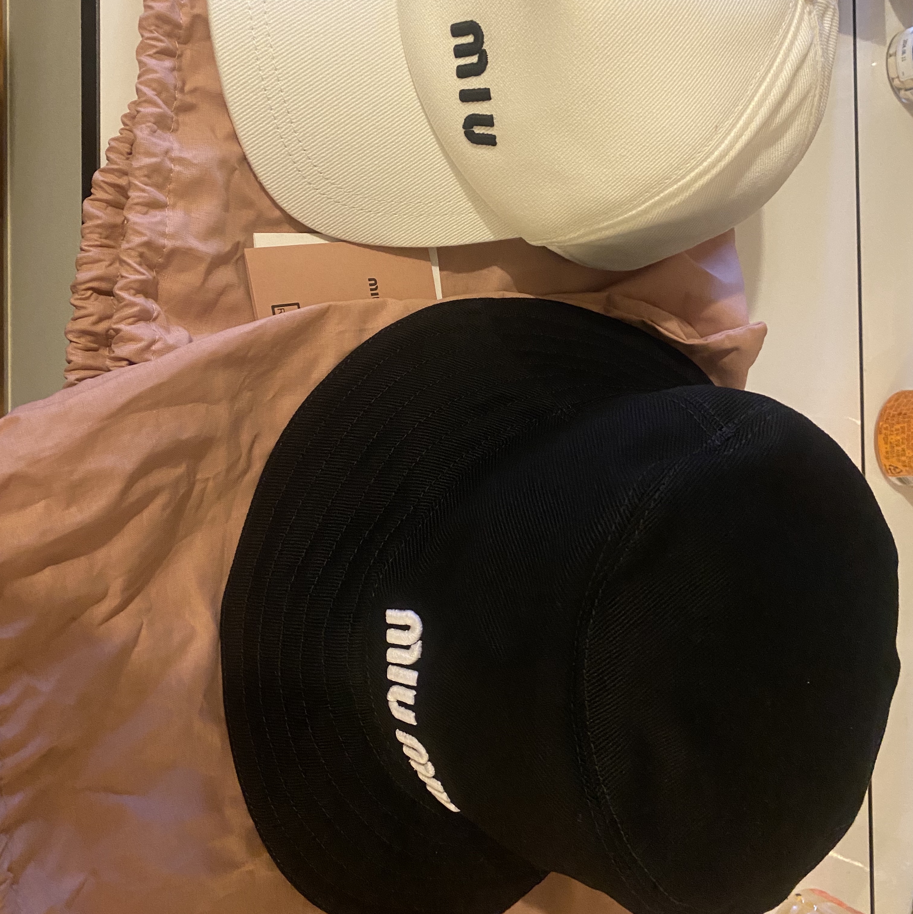 (W) Miu Miu Drill Bucket Hat Black White 착용 스타일 - 2