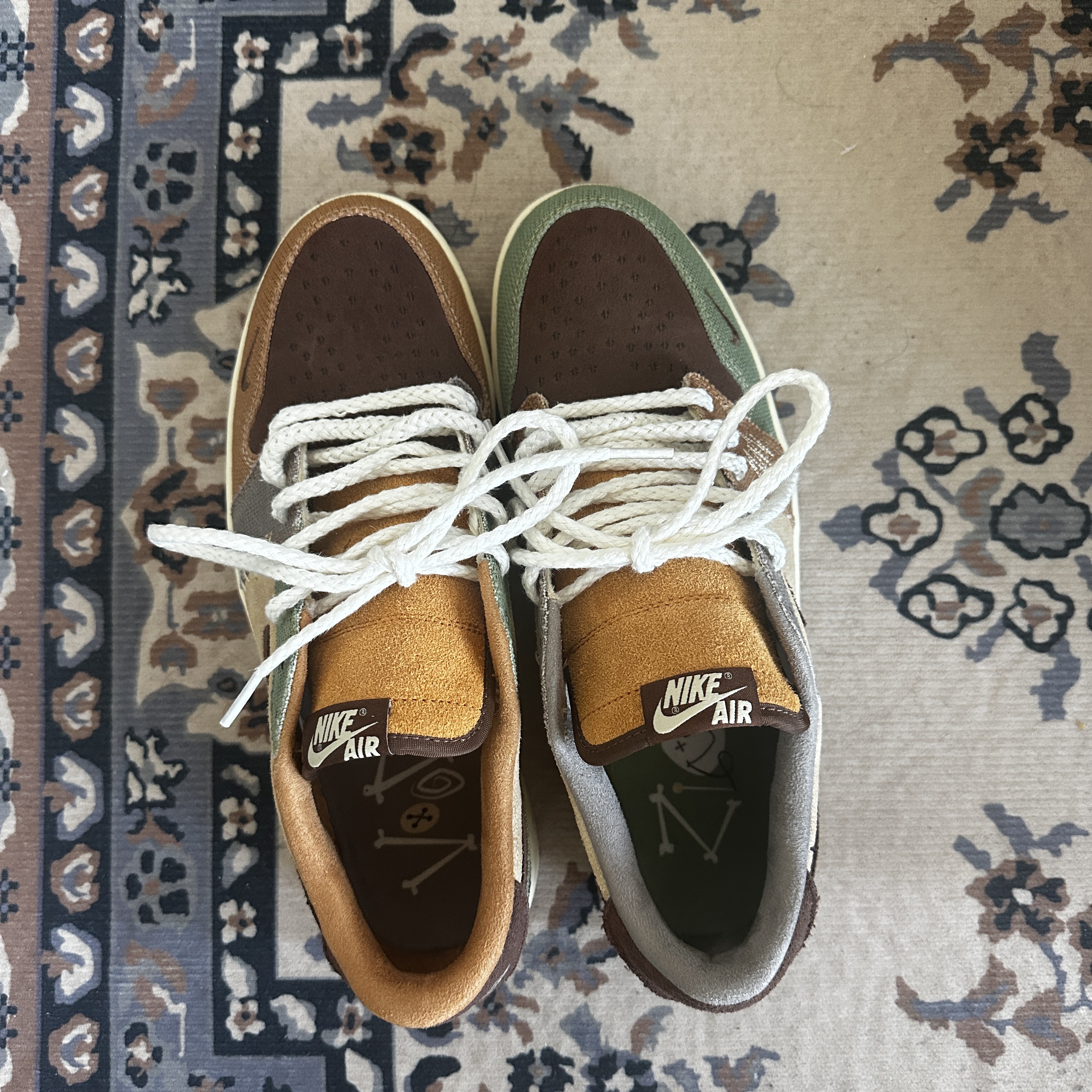 Jordan 1 x Zion Williamson Retro Low OG Flax and Oil Green 착용 스타일 - 1