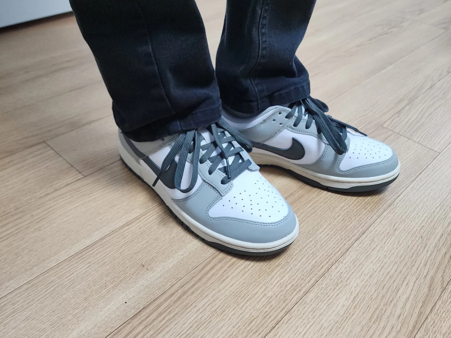 (W) Nike Dunk Low Light Smoke Grey 착용 스타일 - 3