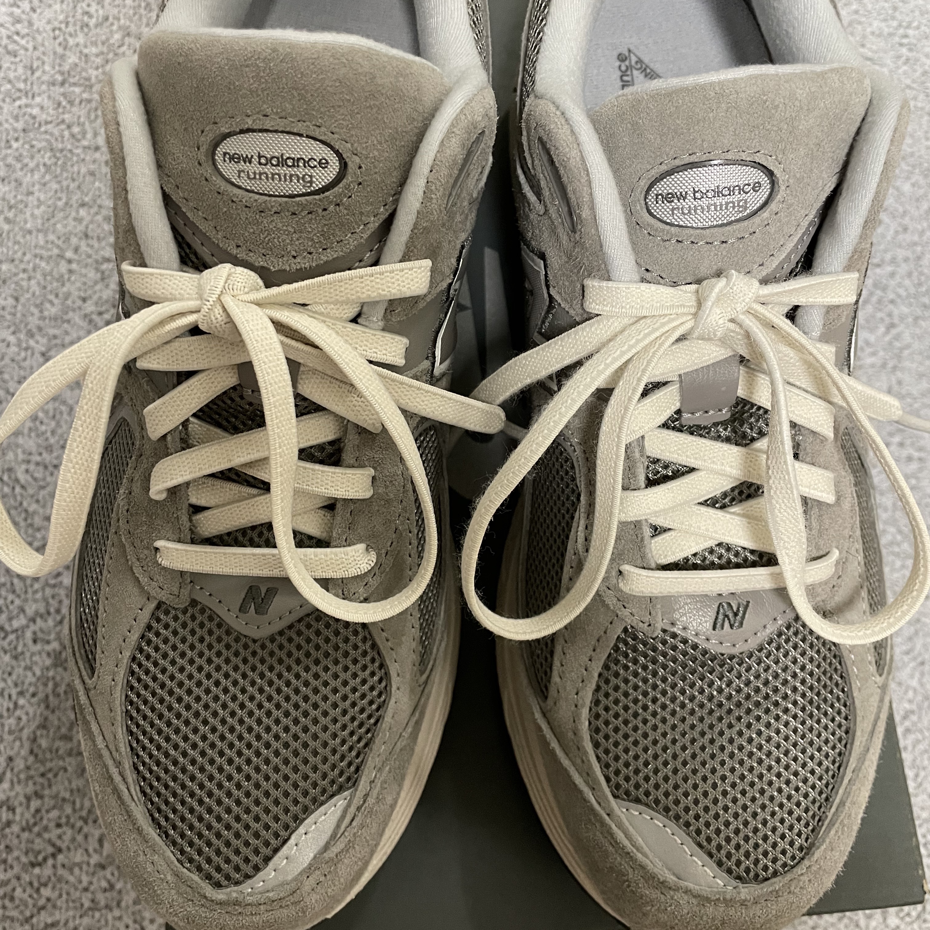 New Balance 2002R Grey 착용 스타일 - 2