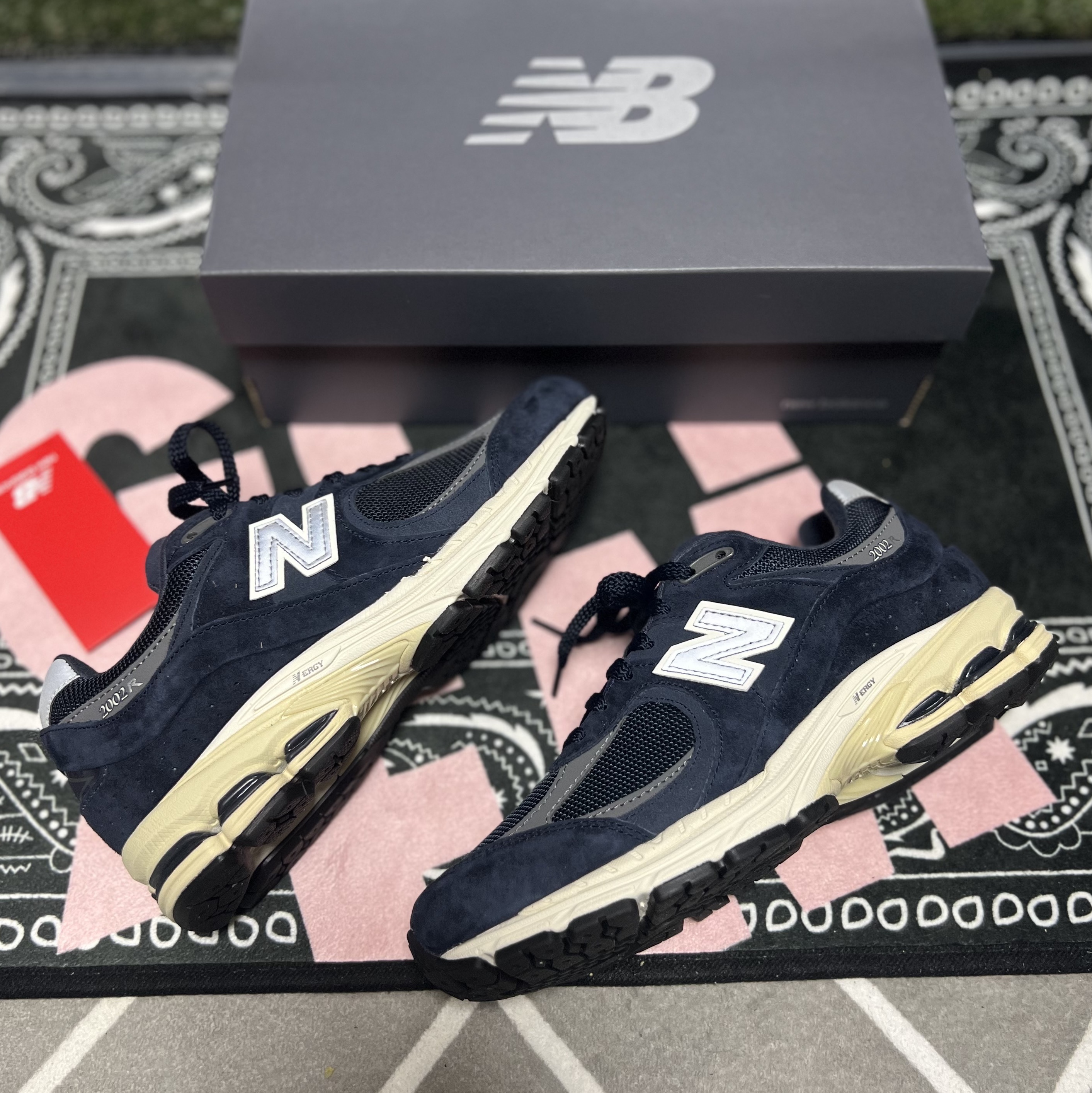 New Balance 2002R Eclipse Castlerock 착용 스타일 - 4