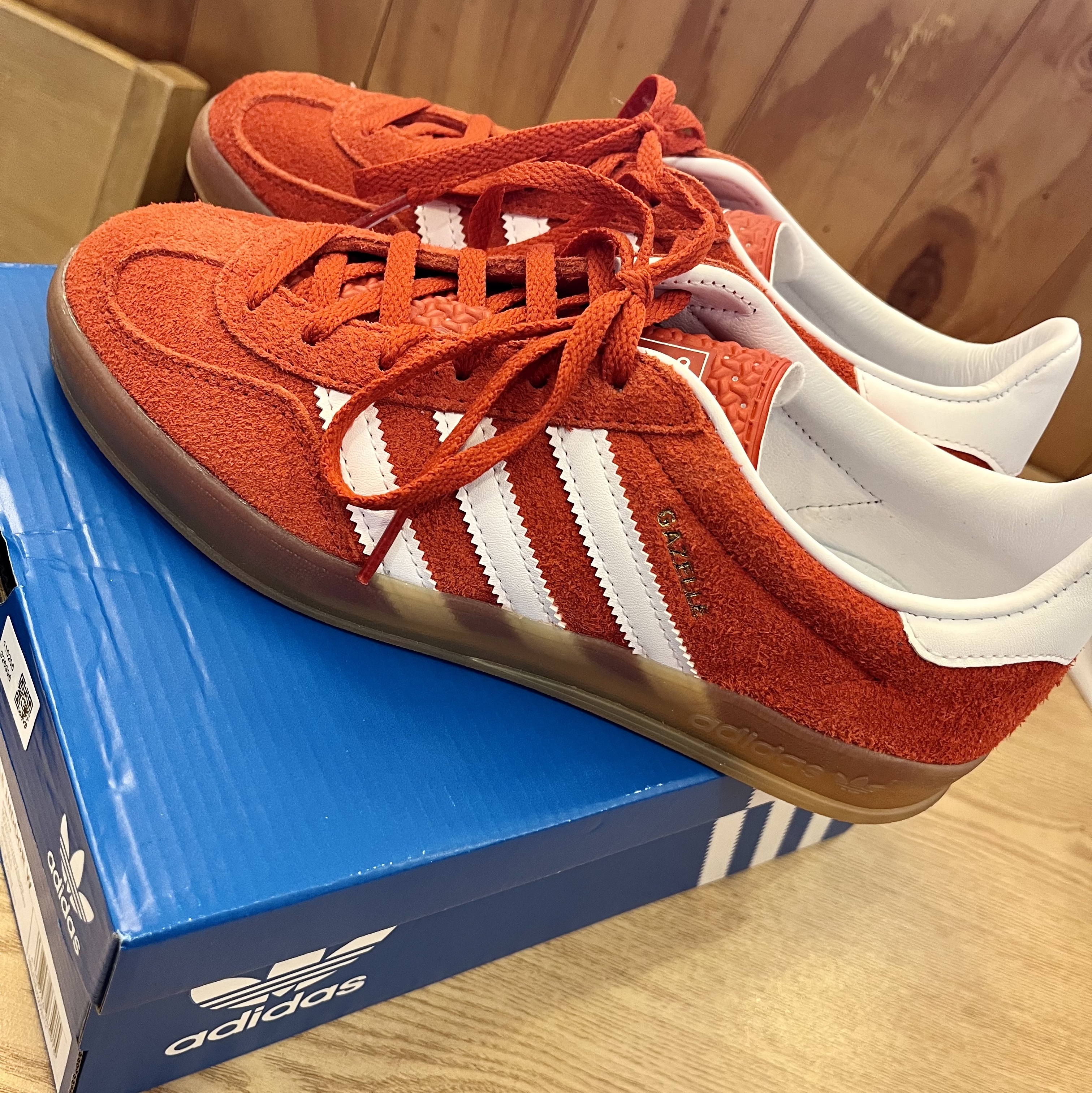 (W) Adidas Gazelle Indoor Bold Orange Cloud White 착용 스타일