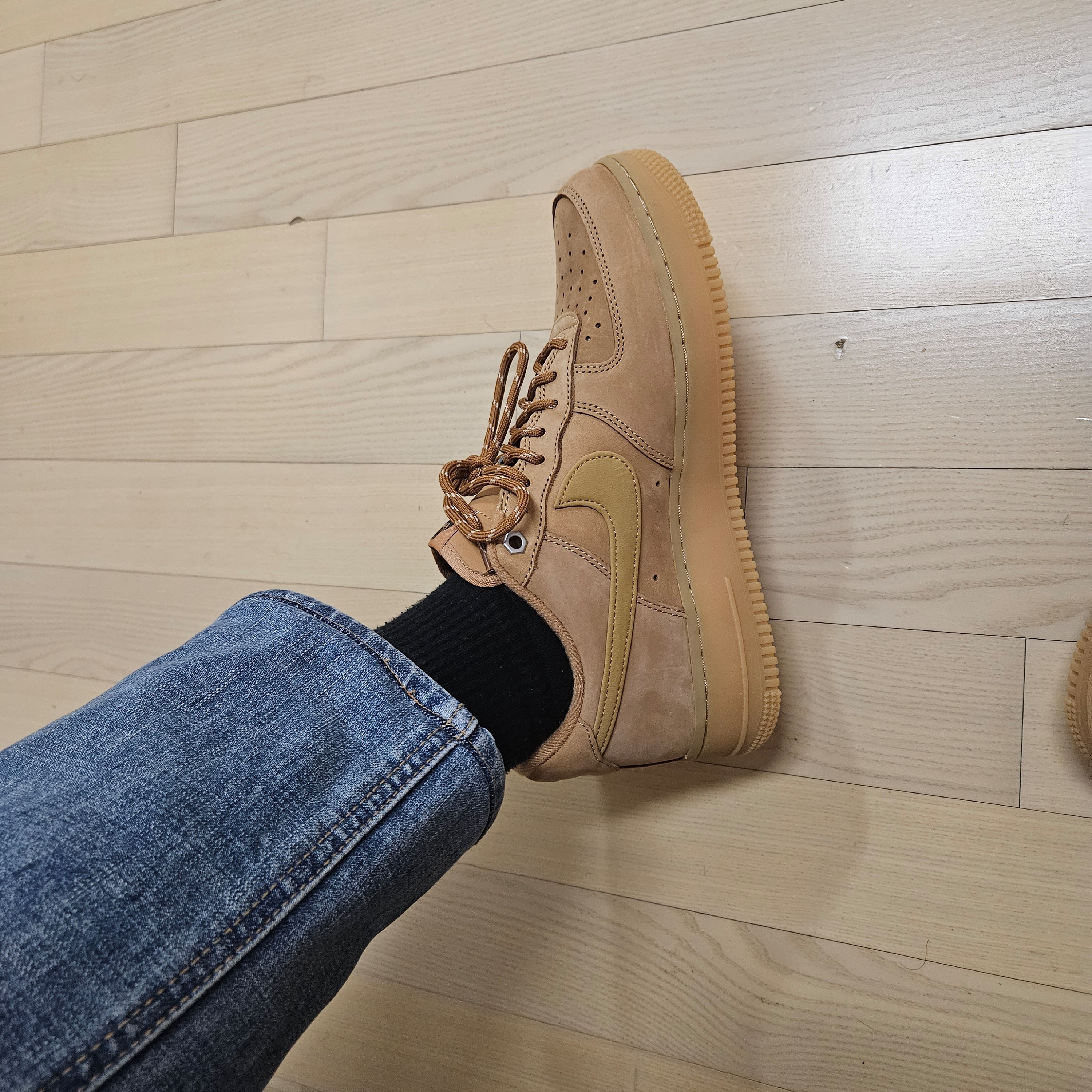 Nike Air Force 1 '07 WB Flax 착용 스타일 - 2