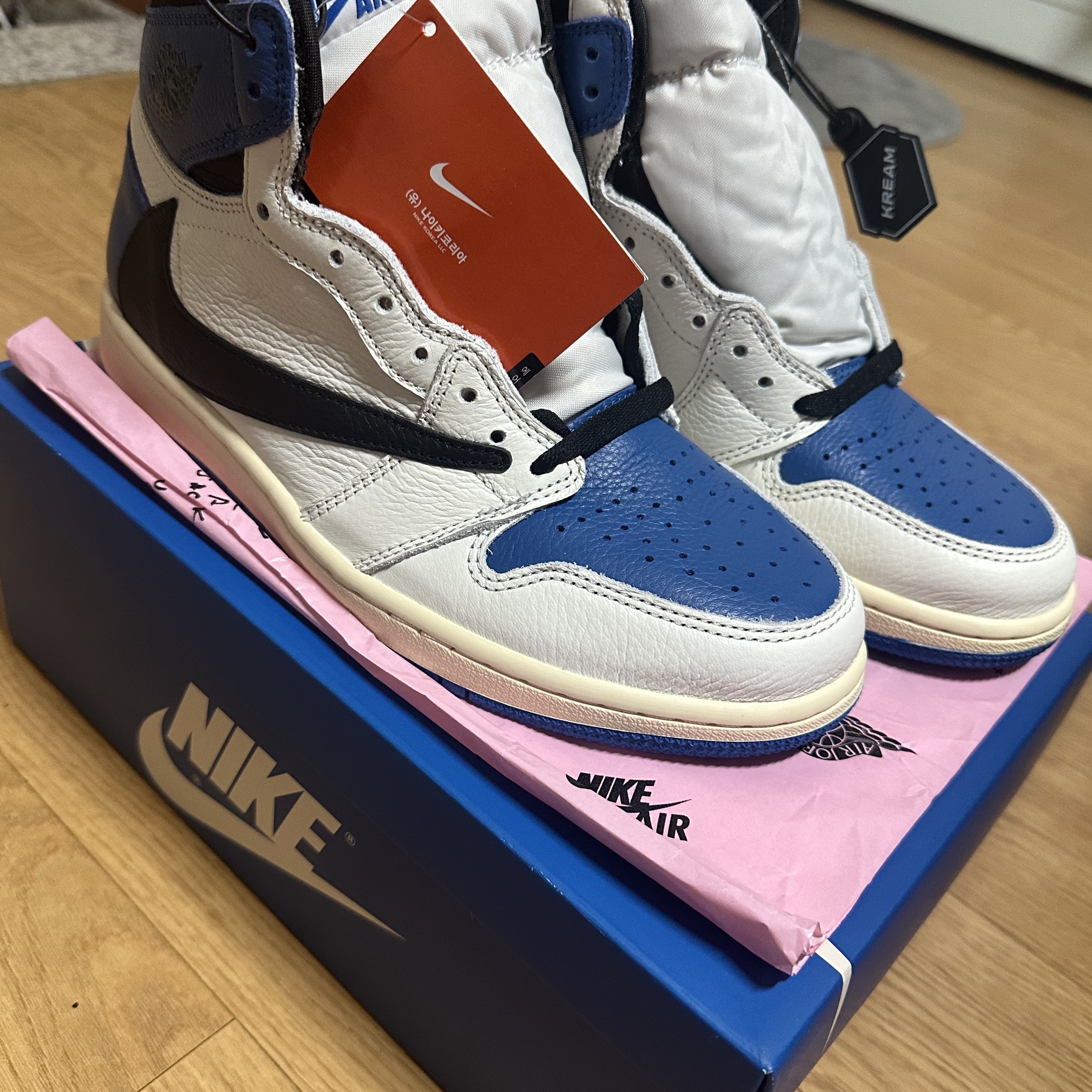 Jordan 1 x Travis Scott x Fragment Retro High OG SP Military Blue 착용 스타일