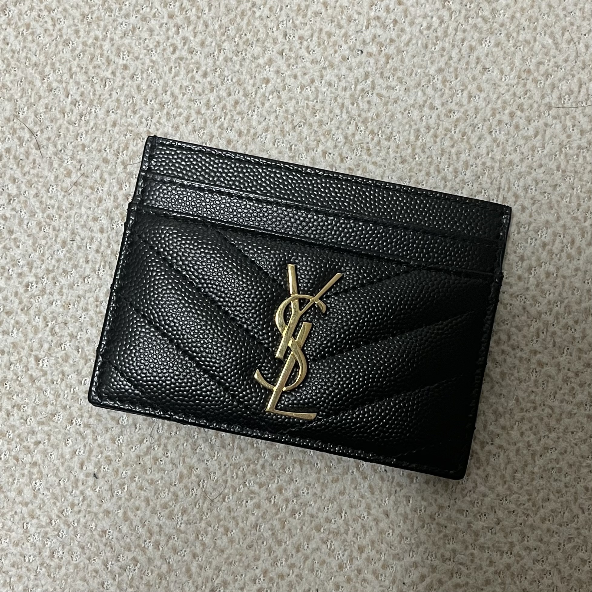 Saint Laurent Cassandre Matelasse Card Case in Grain De Poudre Embossed Leather Black 착용 스타일