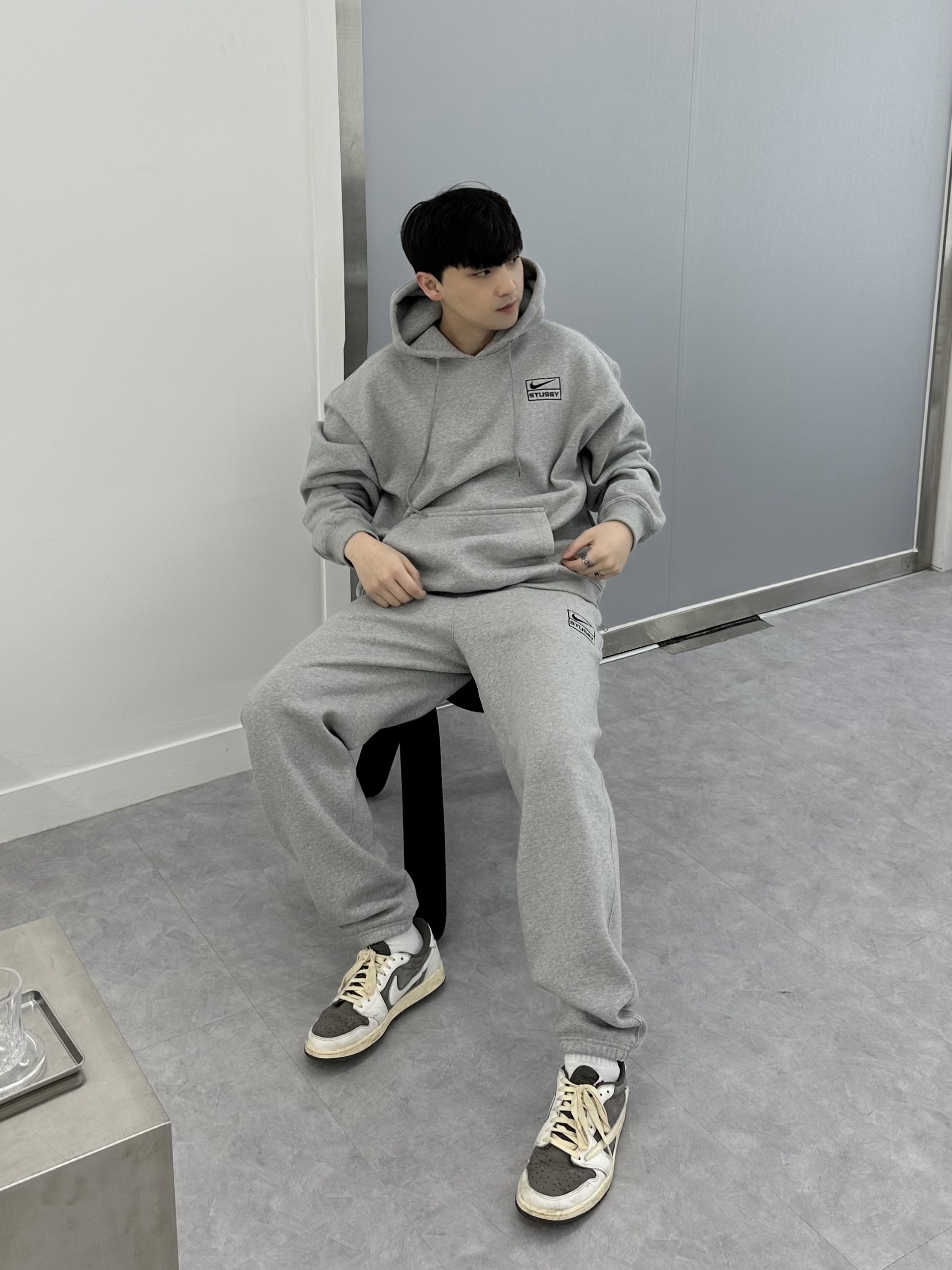 Nike x Stussy NRG RA Pullover Hoodie Dark Grey Heather (DJ9488-063), Nike x Stussy NRG RA Fleece Pants Dark Grey Heather (DJ9490-063) 착용 스타일