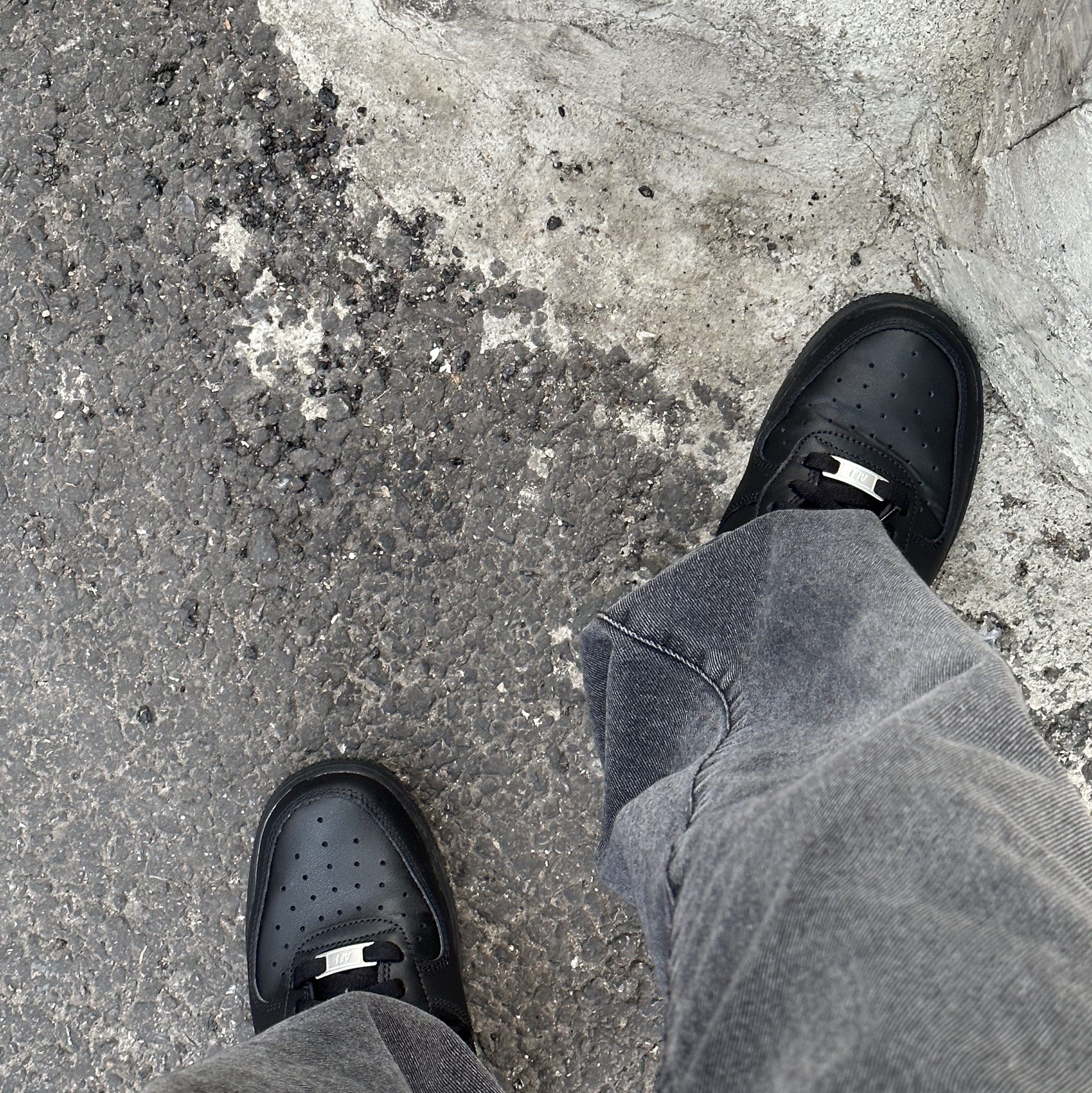 (W) Nike Air Force 1 '07 Low Triple Black 착용 스타일