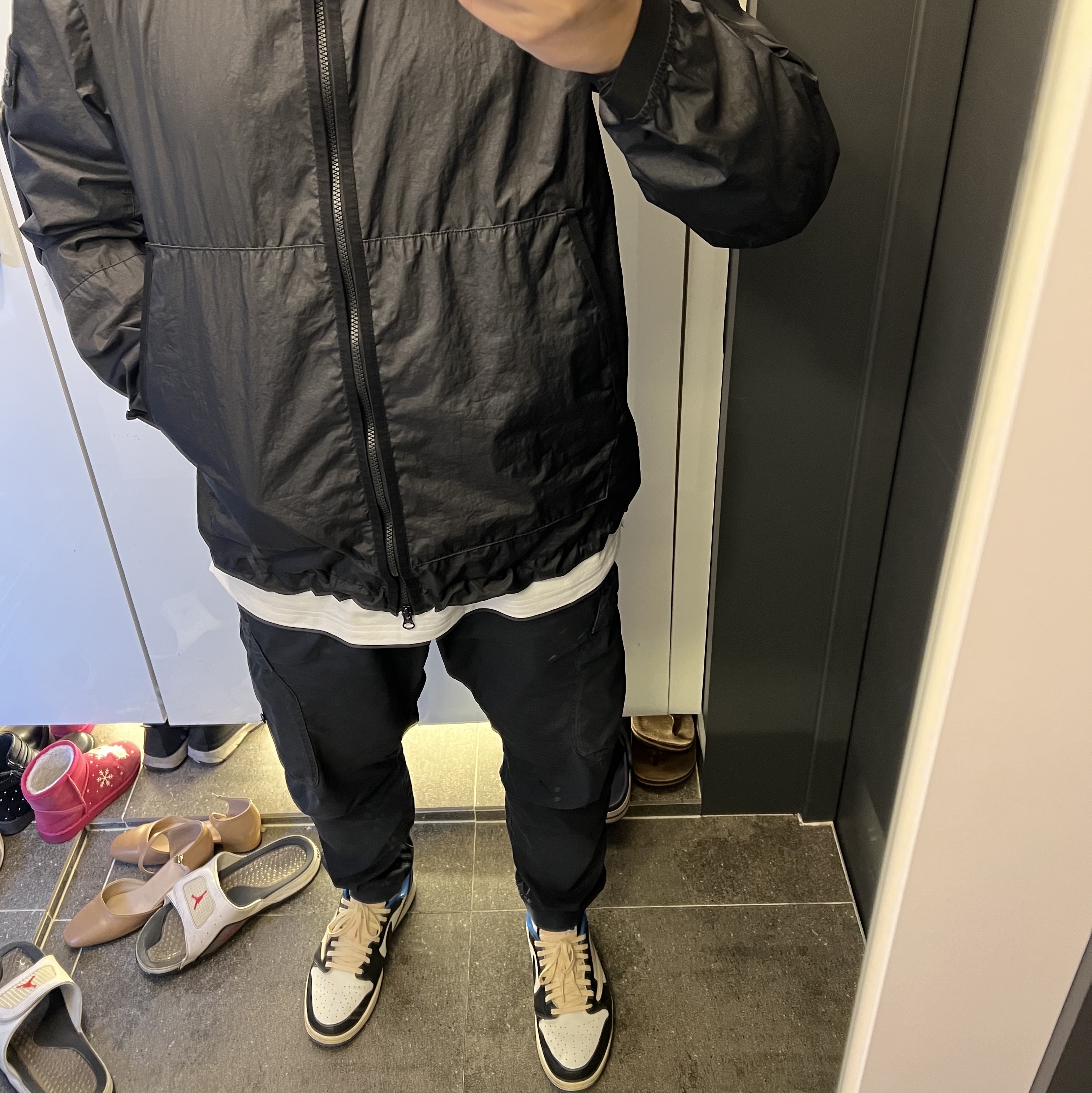 Stone Island 40523 Membrana 3L TC Jacket Black - 21SS, Stone Island 31303 Stretch Cotton Tela Paracadute Cargo Pants Navy Blue - 22SS 착용 스타일