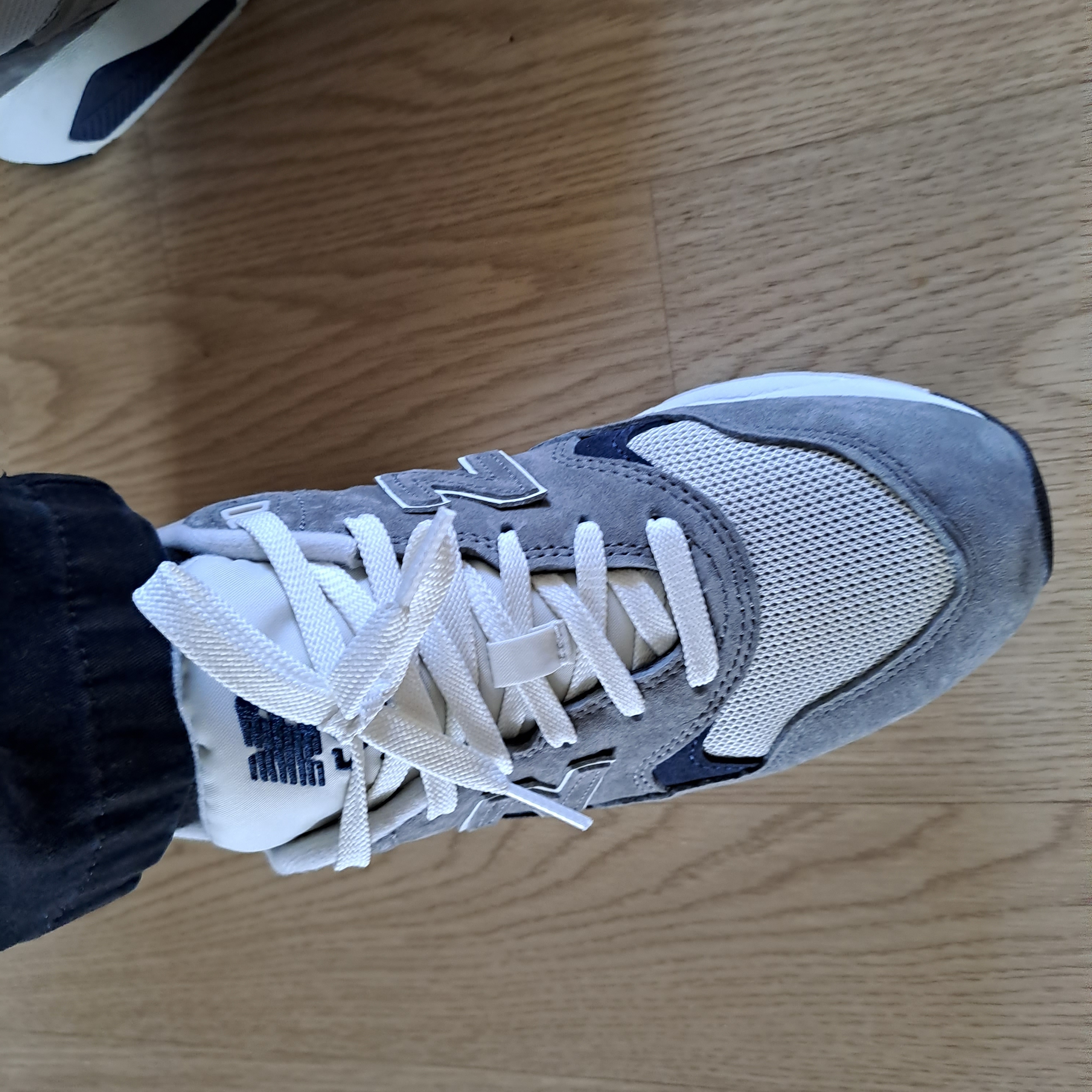 New Balance 580 Dark Grey Navy 착용 스타일 - 4