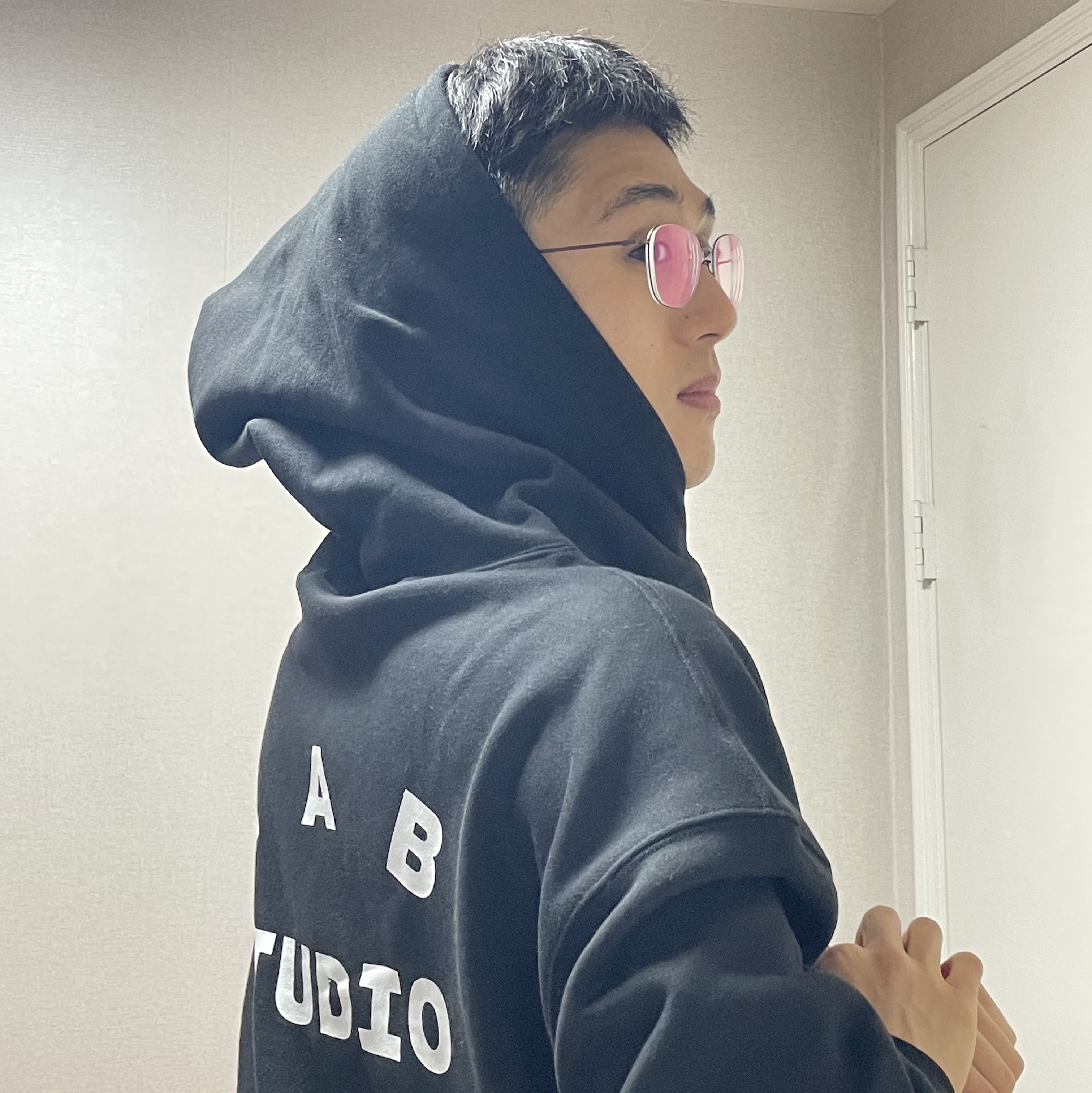 IAB Studio Hoodie Black White 착용 스타일 - 2