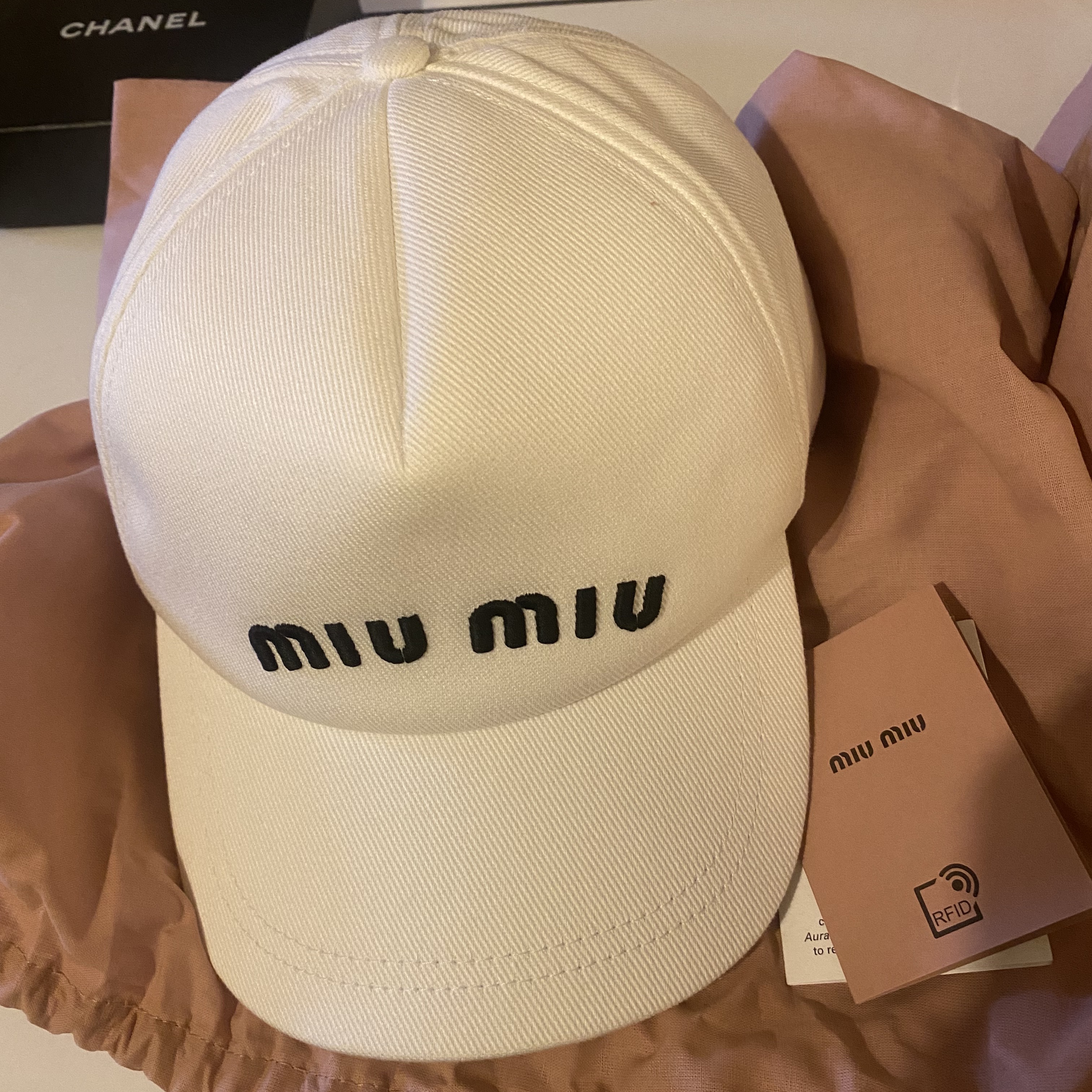 (W) Miu Miu Drill Baseball Cap White Black 착용 스타일 - 1