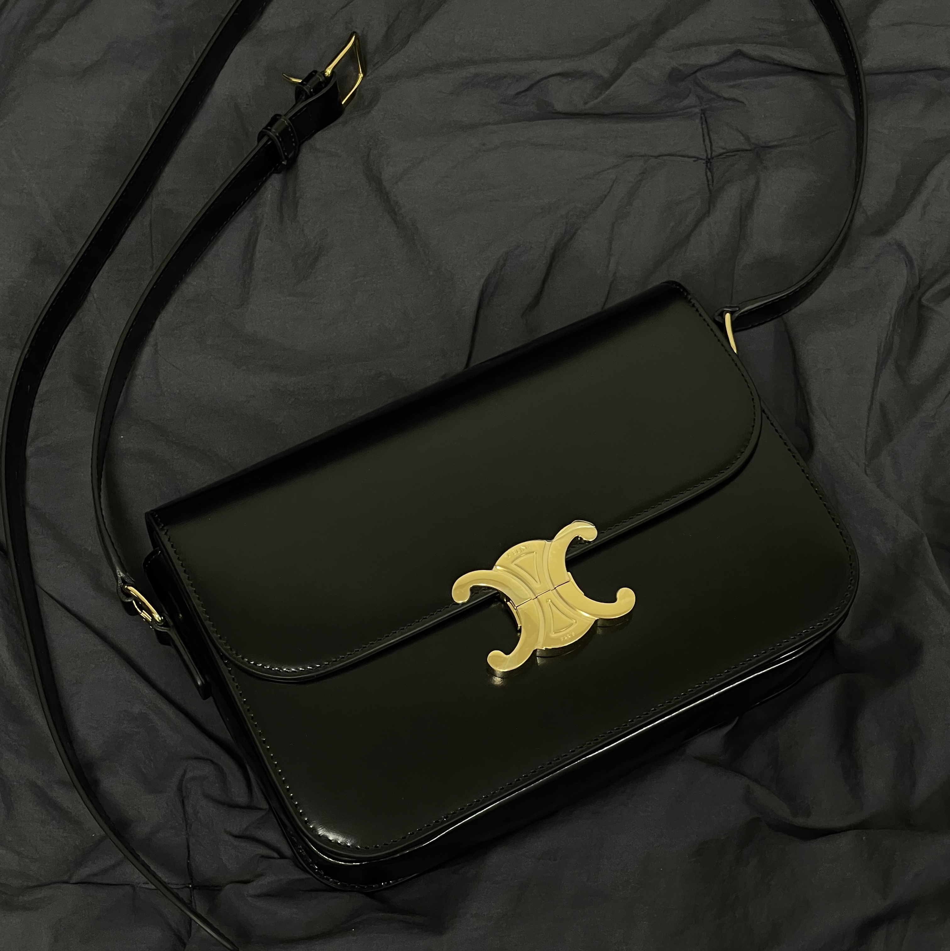 Celine Classique Triomphe Bag in Shiny Calfskin Black 착용 스타일 - 1