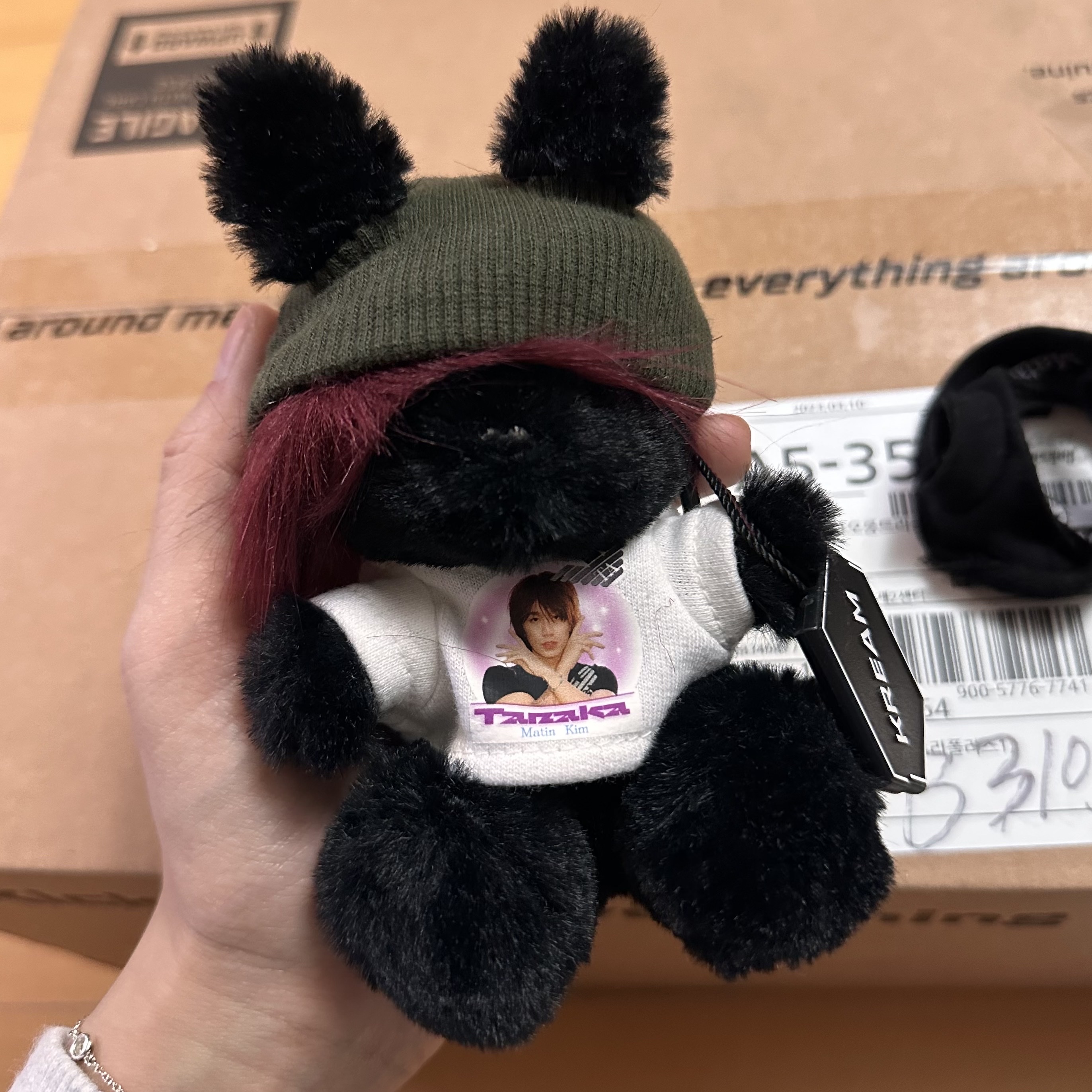 Matin Kim x Tanaka Black Bunny Toy Keyring Black 착용 스타일