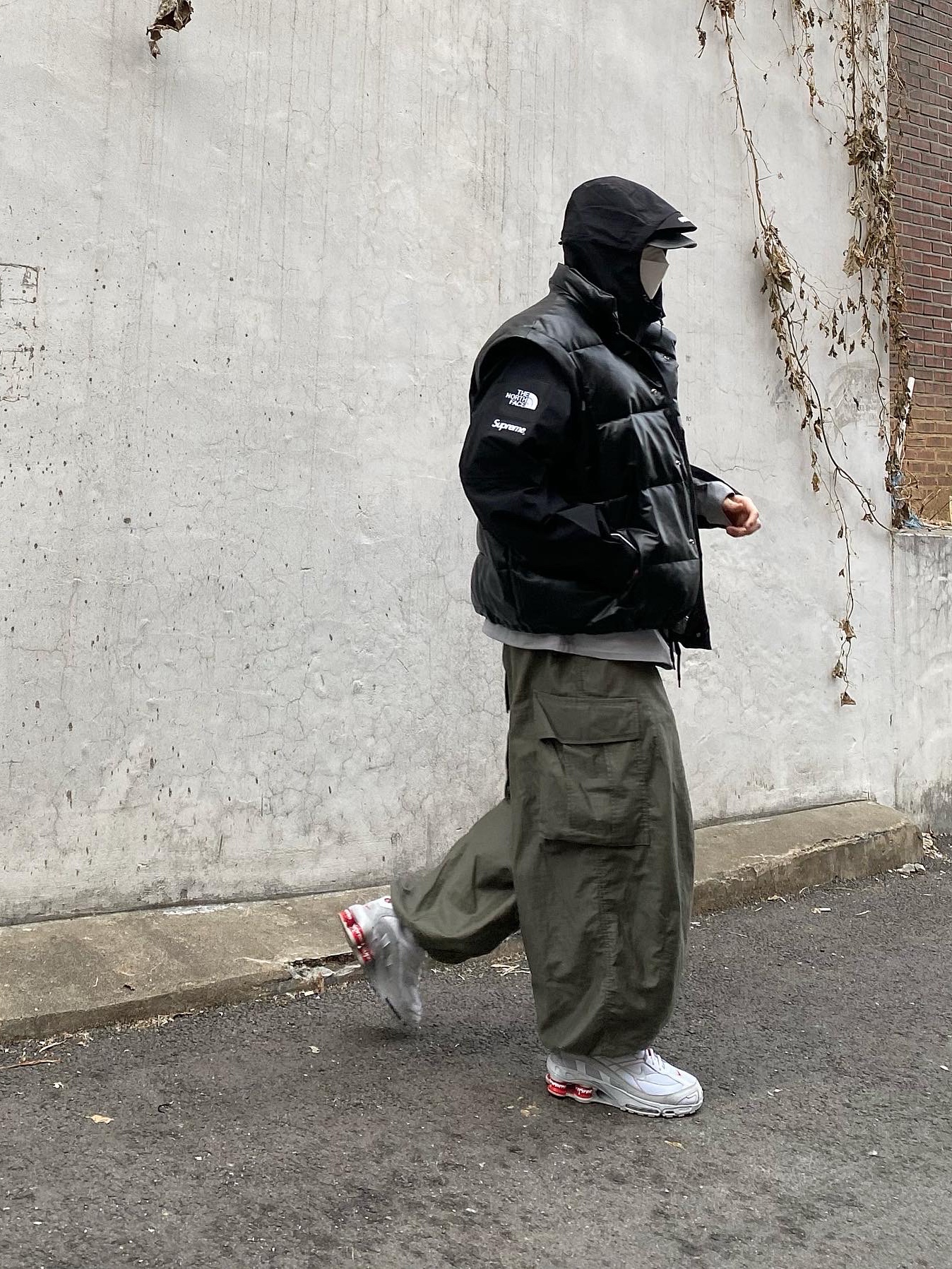 Supreme x The North Face Taped Seam Shell Jacket Grey - 22FW, Nike x Supreme Shox Ride 2 SP White 착용 스타일 - 2
