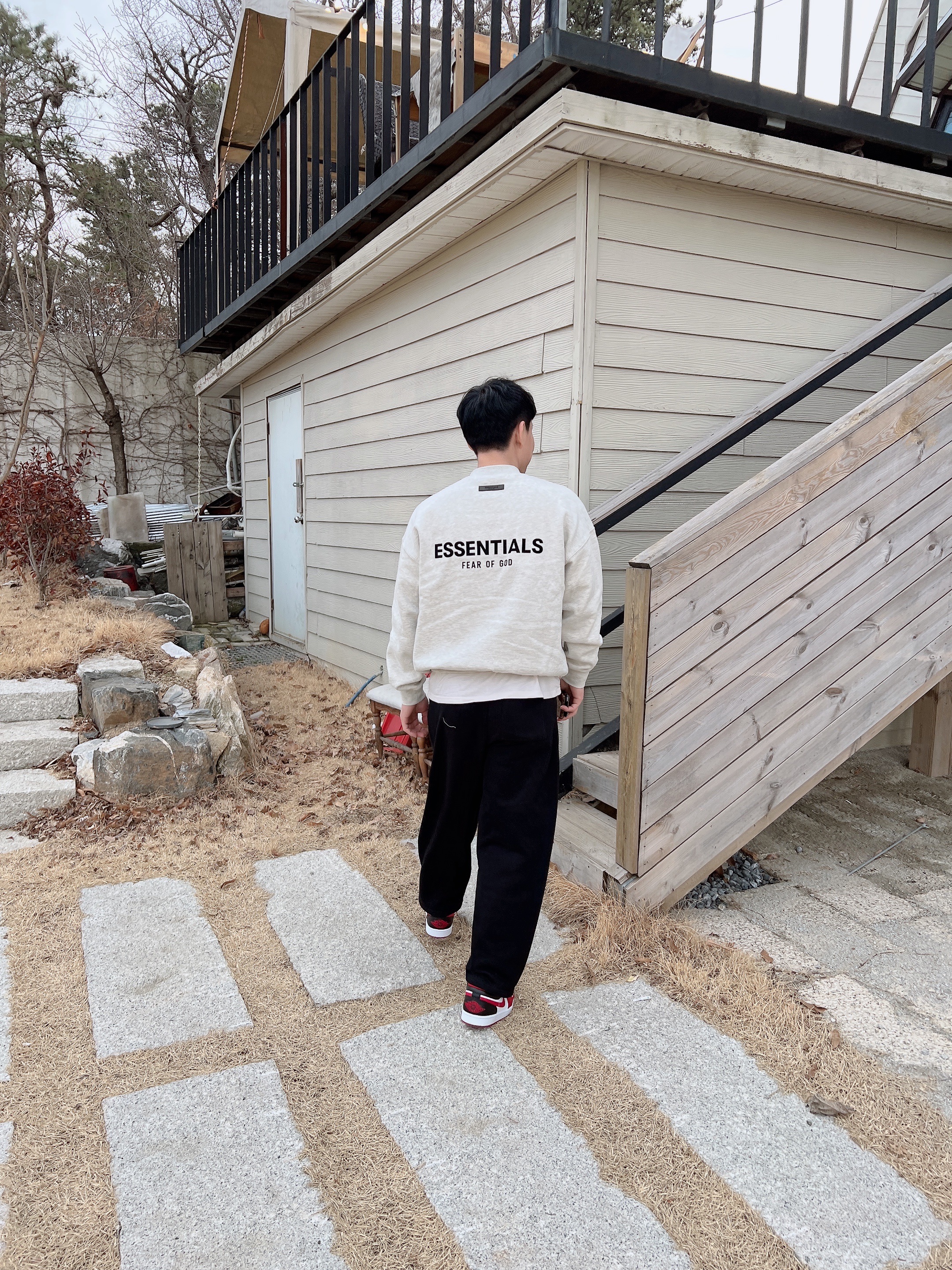 Essentials The Core Collection Crewneck Sweatshirt Light Oatmeal, Jordan 1 Low White Gym Red Black 착용 스타일 - 4