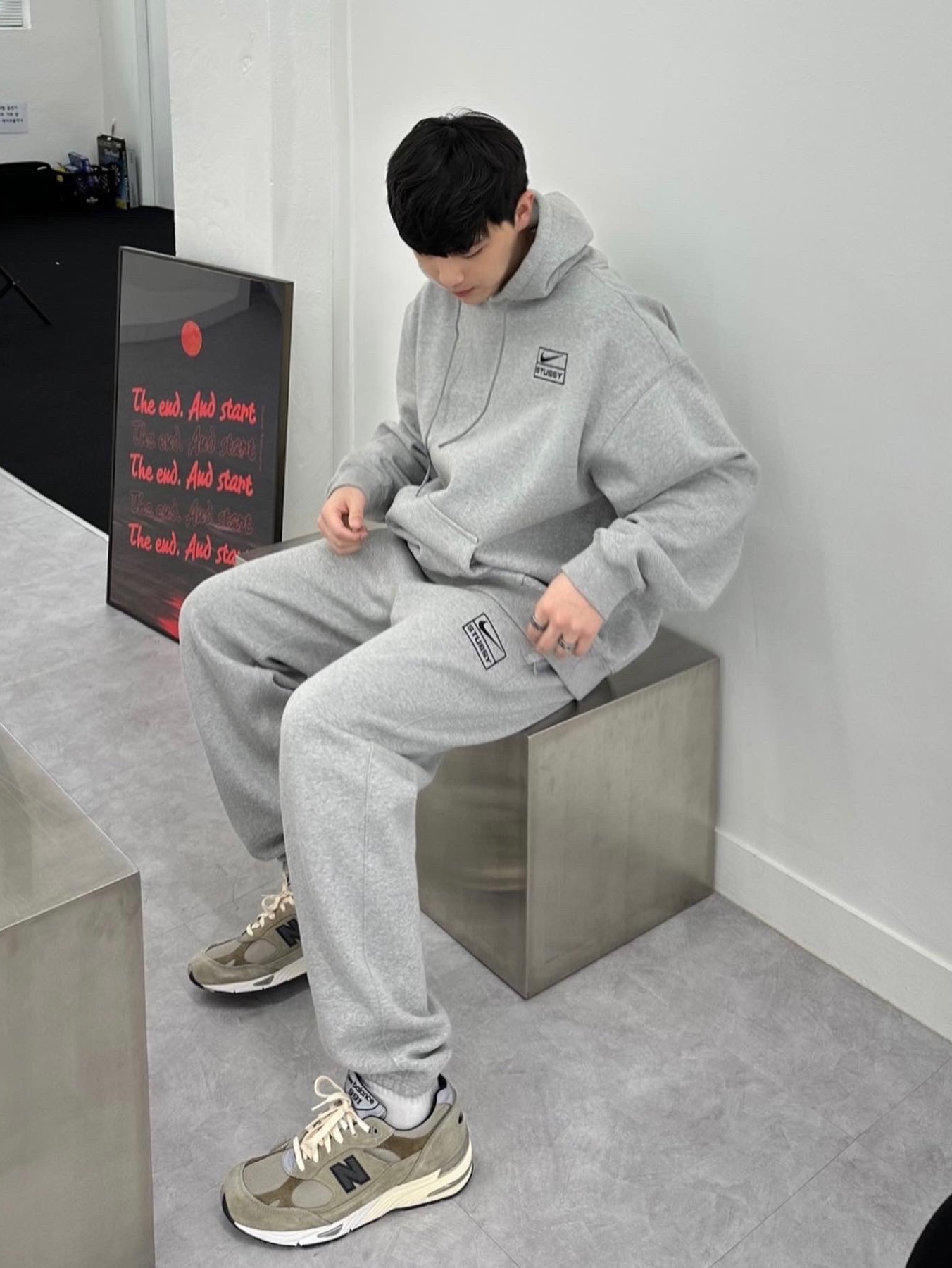 Nike x Stussy NRG RA Pullover Hoodie Dark Grey Heather (DJ9488-063), Nike x Stussy NRG RA Fleece Pants Dark Grey Heather (DJ9490-063) 착용 스타일