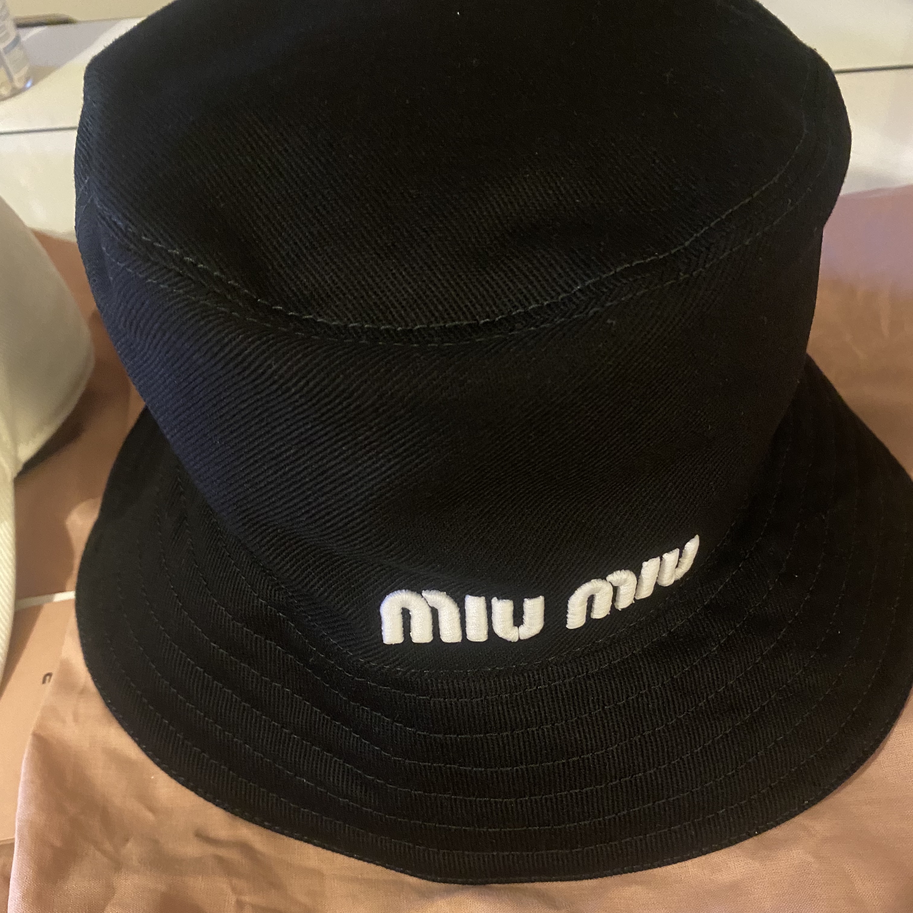 (W) Miu Miu Drill Bucket Hat Black White 착용 스타일 - 1