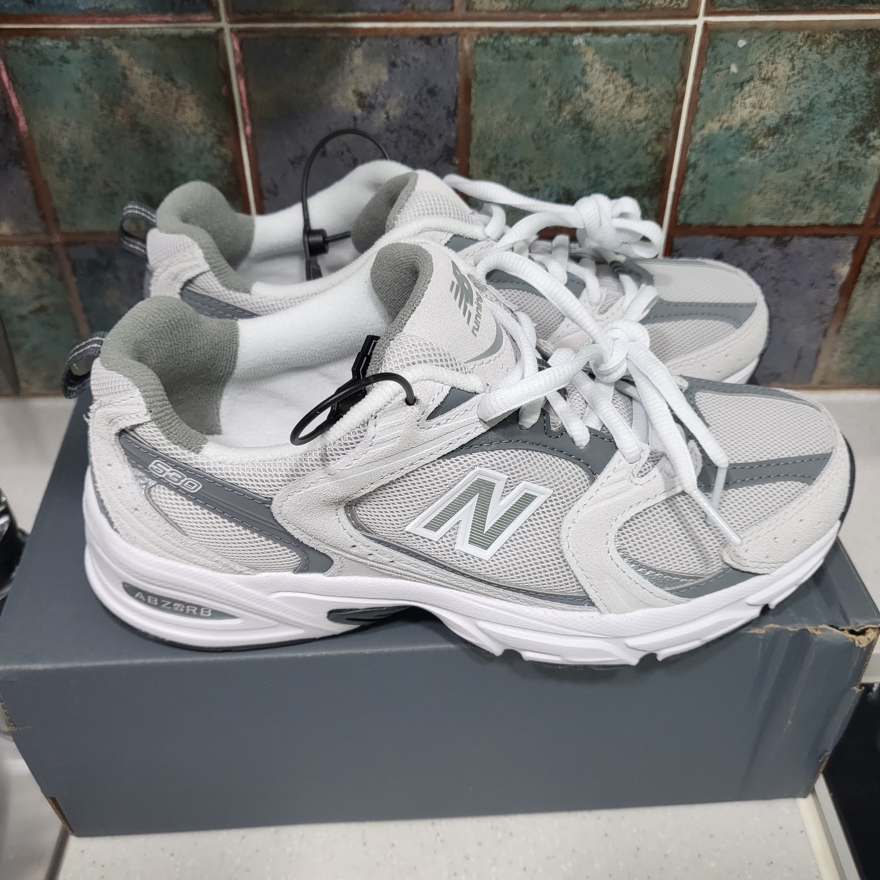 New Balance 530 Classic Grey 착용 스타일