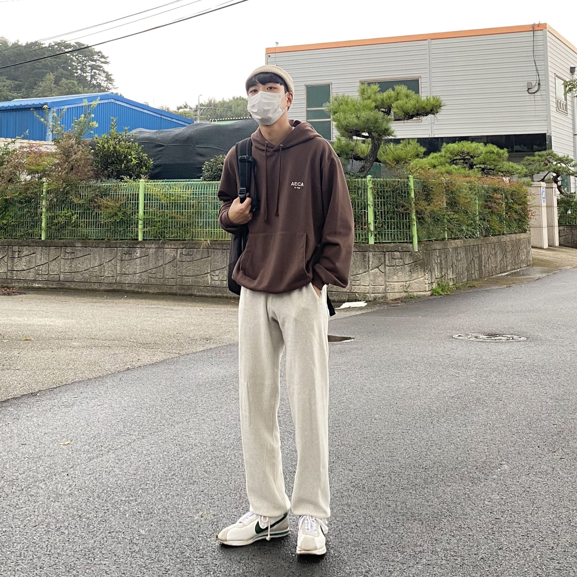 Nike x Stranger Things Classic Cortez Hawkins High School 착용 스타일