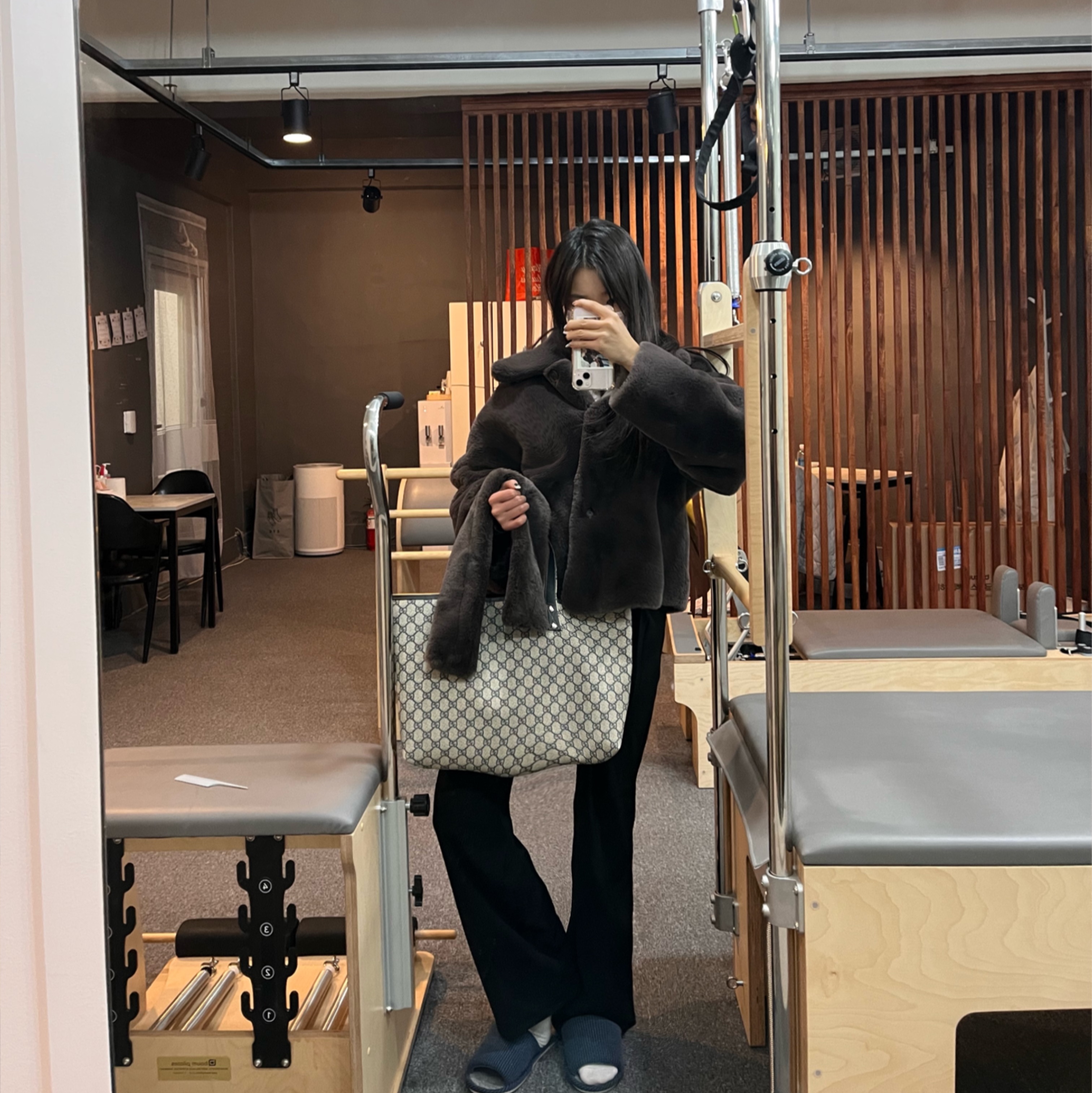 Gucci Ophidia GG Medium Tote Bag Beige Ebony 착용 스타일