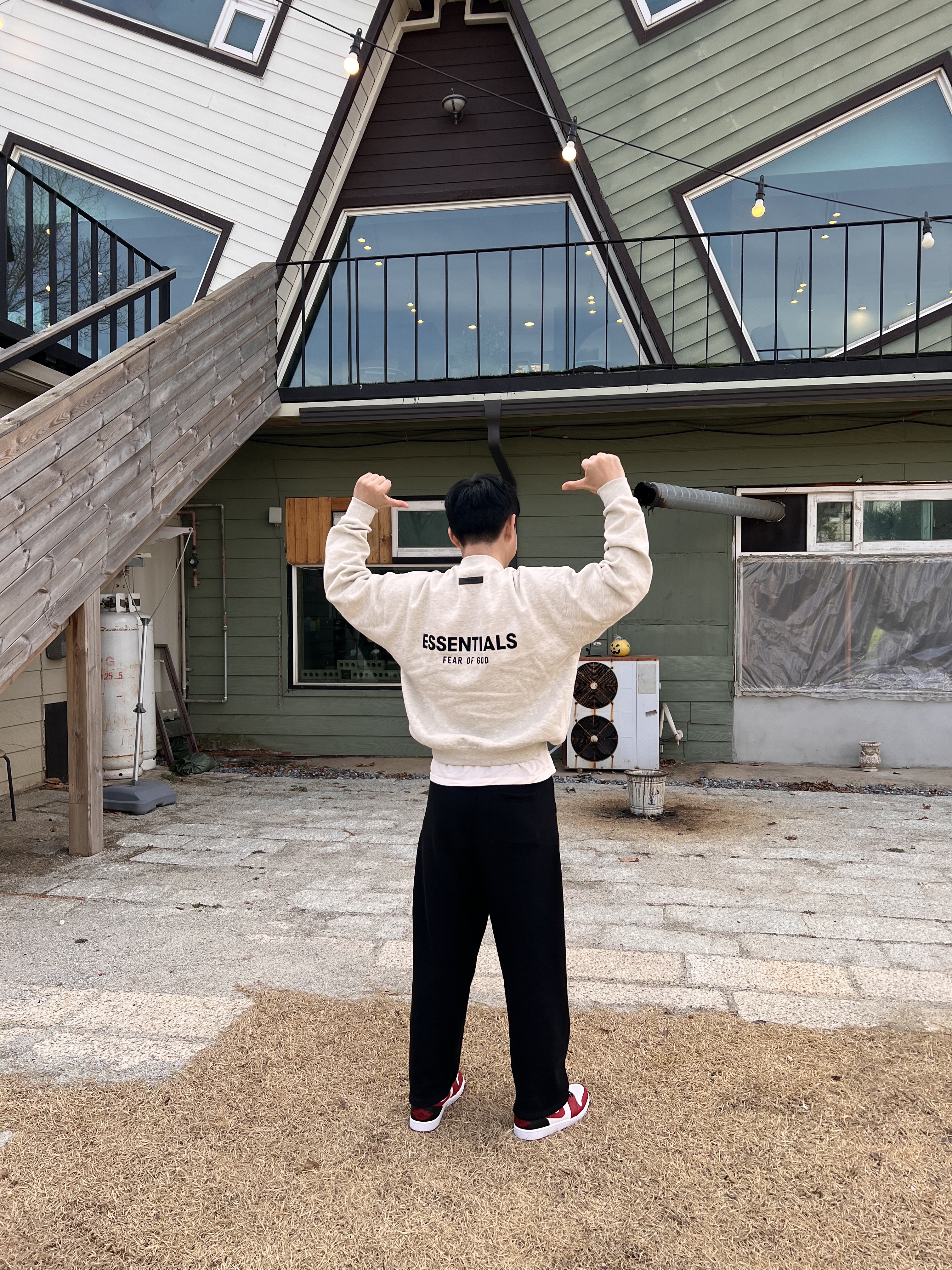 Essentials The Core Collection Crewneck Sweatshirt Light Oatmeal, Jordan 1 Low White Gym Red Black 착용 스타일 - 3