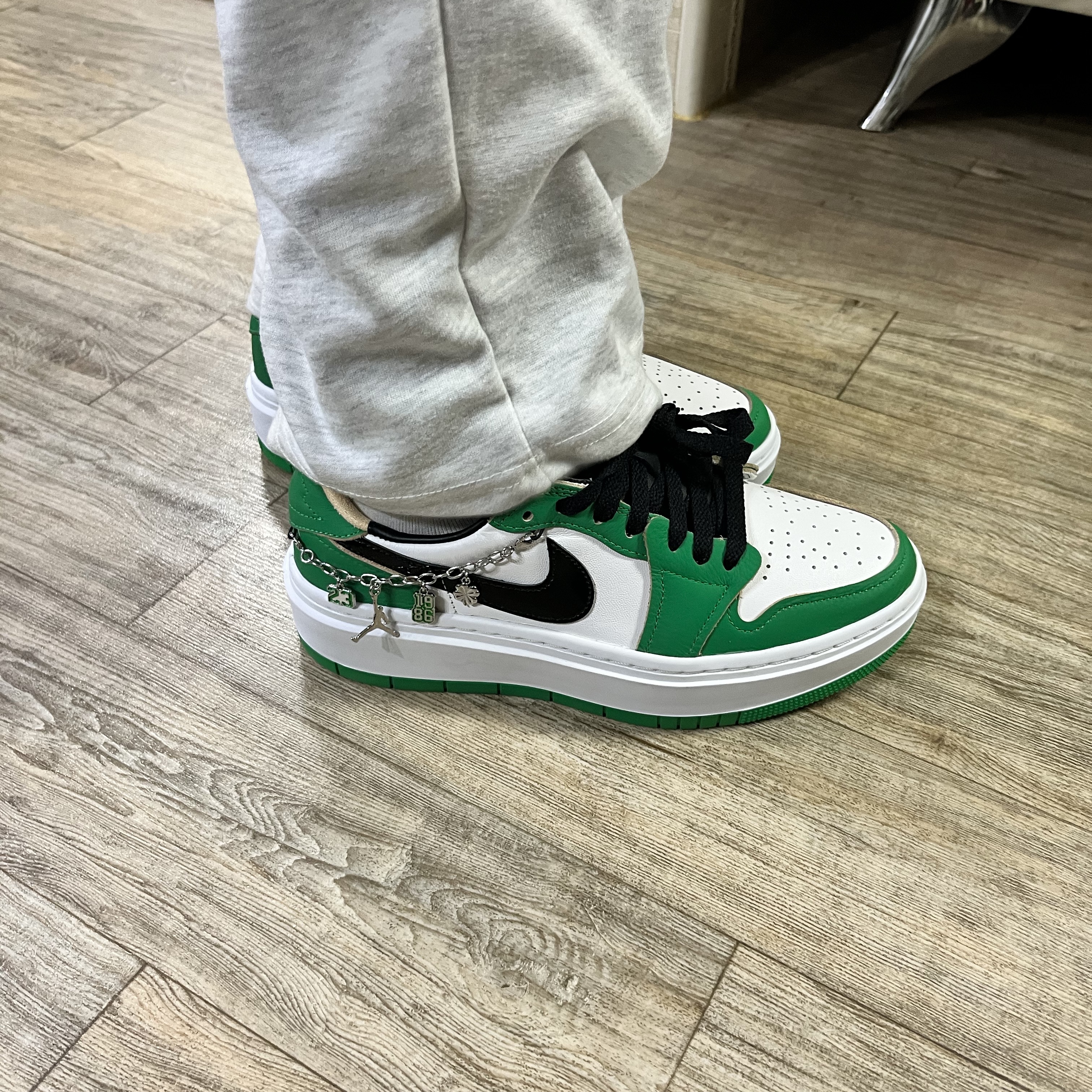 (W) Jordan 1 Elevate Low SE Lucky Green 착용 스타일 - 1