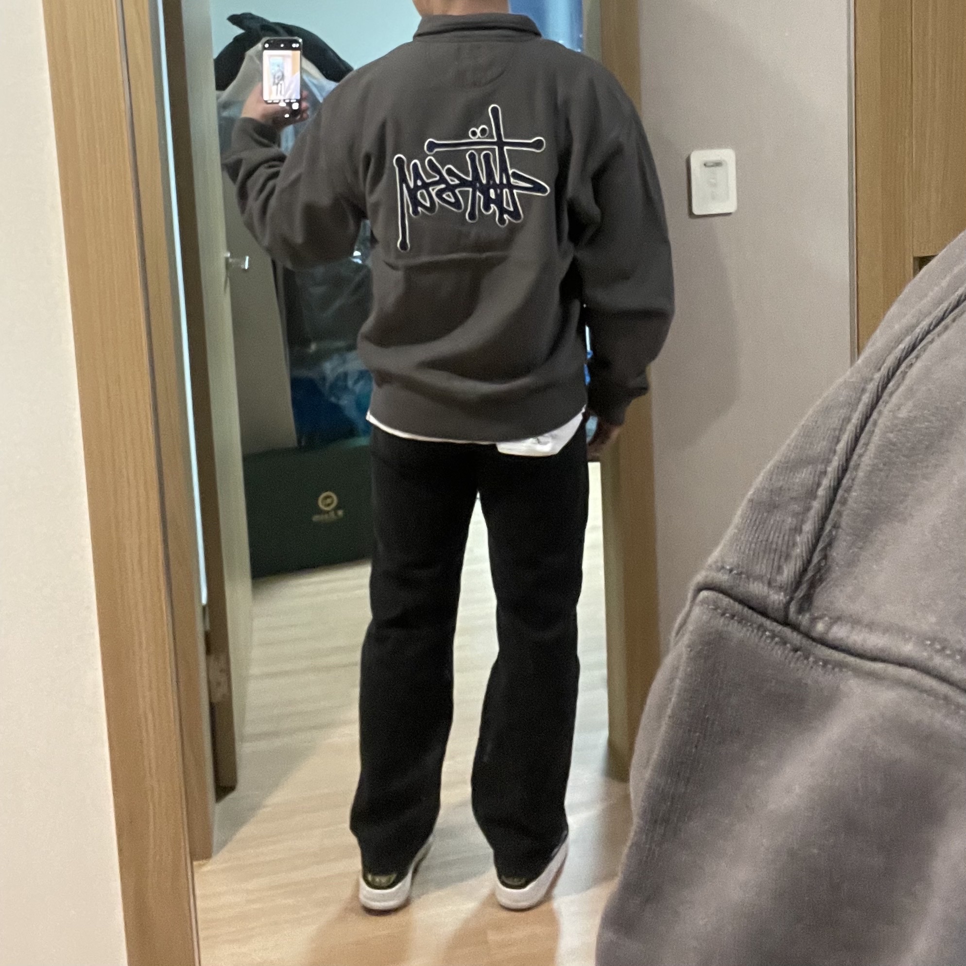 Stussy x Denim Tears Half Zip Fleece Charcoal, Jordan 3 x Fragment Retro SP White Black 착용 스타일 - 3