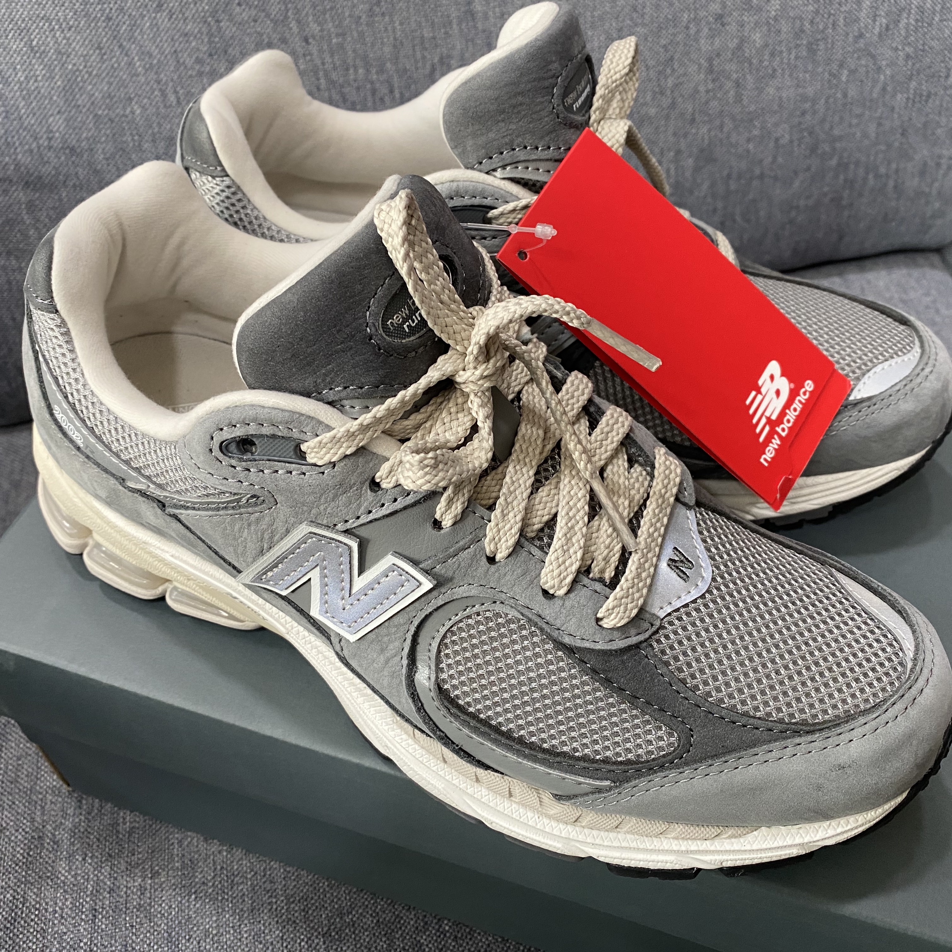 New Balance 2002R Premium Vintage Grey 착용 스타일