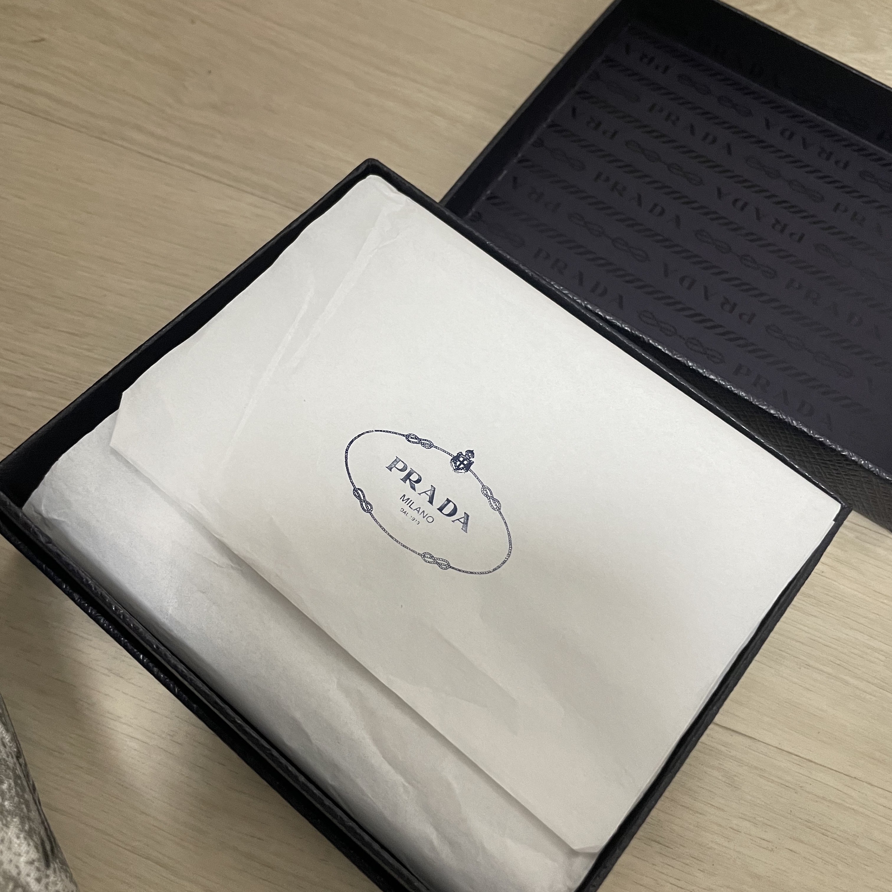 Prada Saffiano Leather Wallet Black 착용 스타일 - 3