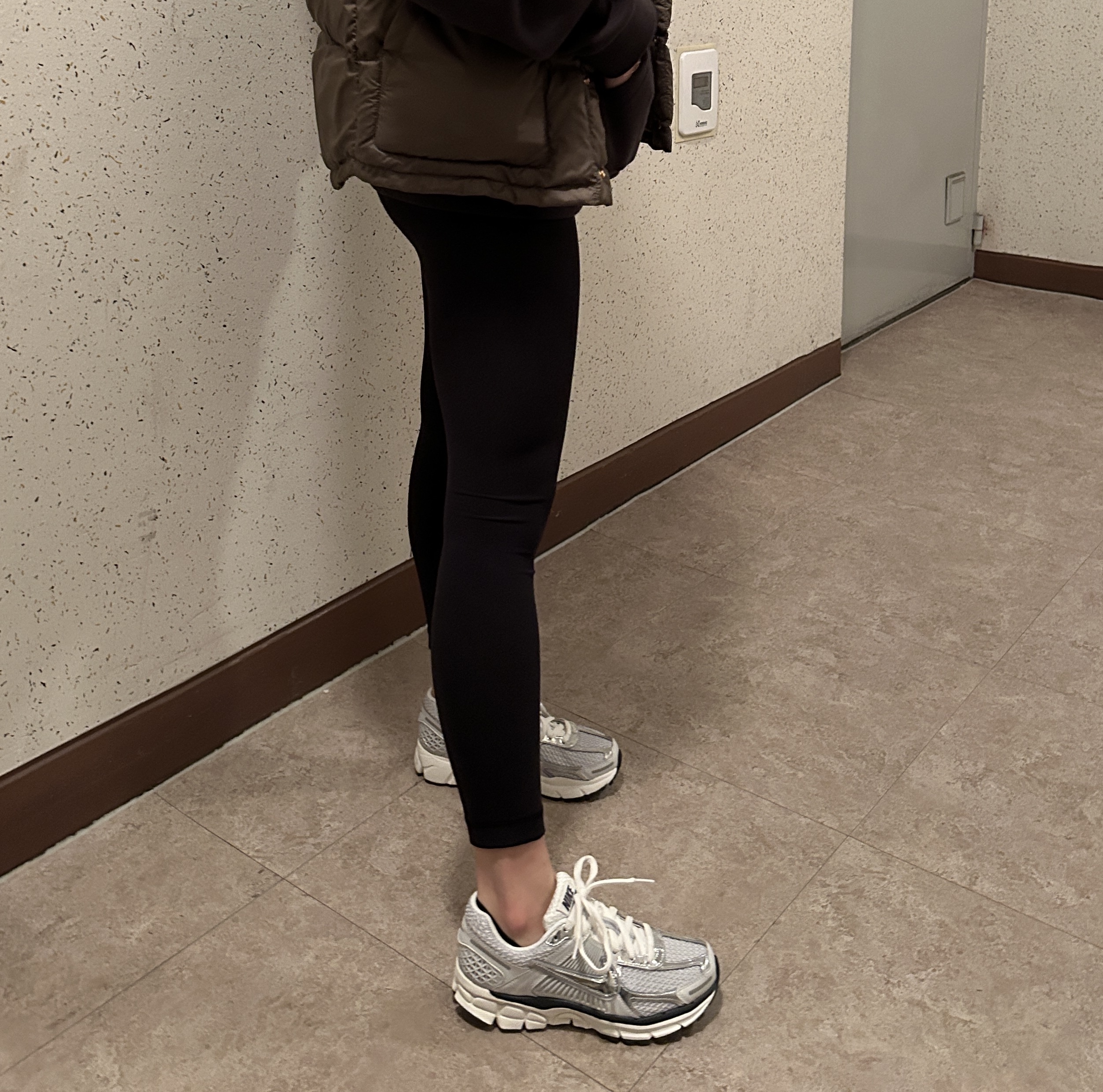(W) Nike Zoom Vomero 5 Photon Dust and Metallic Silver 착용 스타일