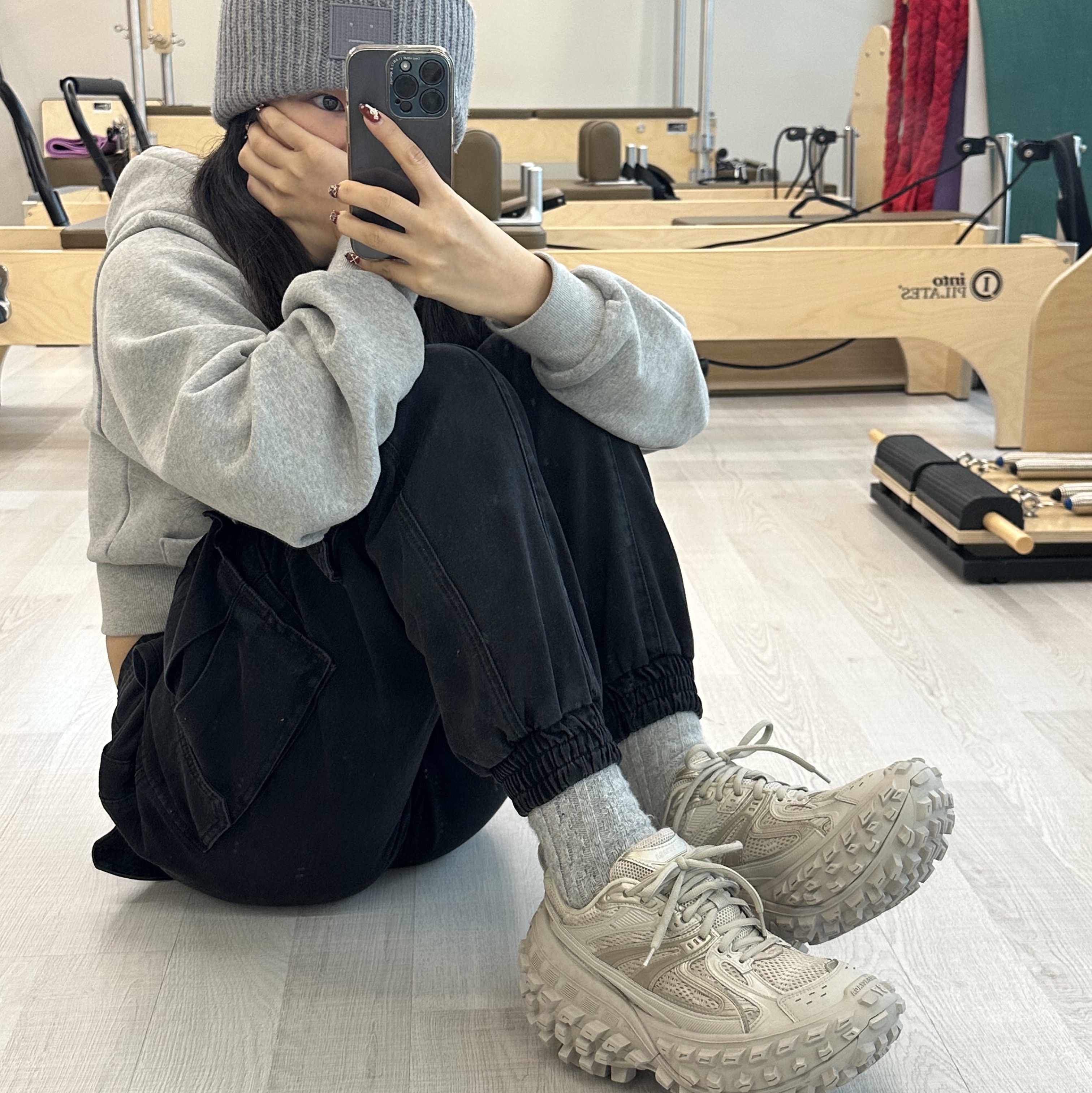 Balenciaga Defender Sneakers Beige, Acne Studios Large Face Logo Beanie Grey Melange 착용 스타일 - 1