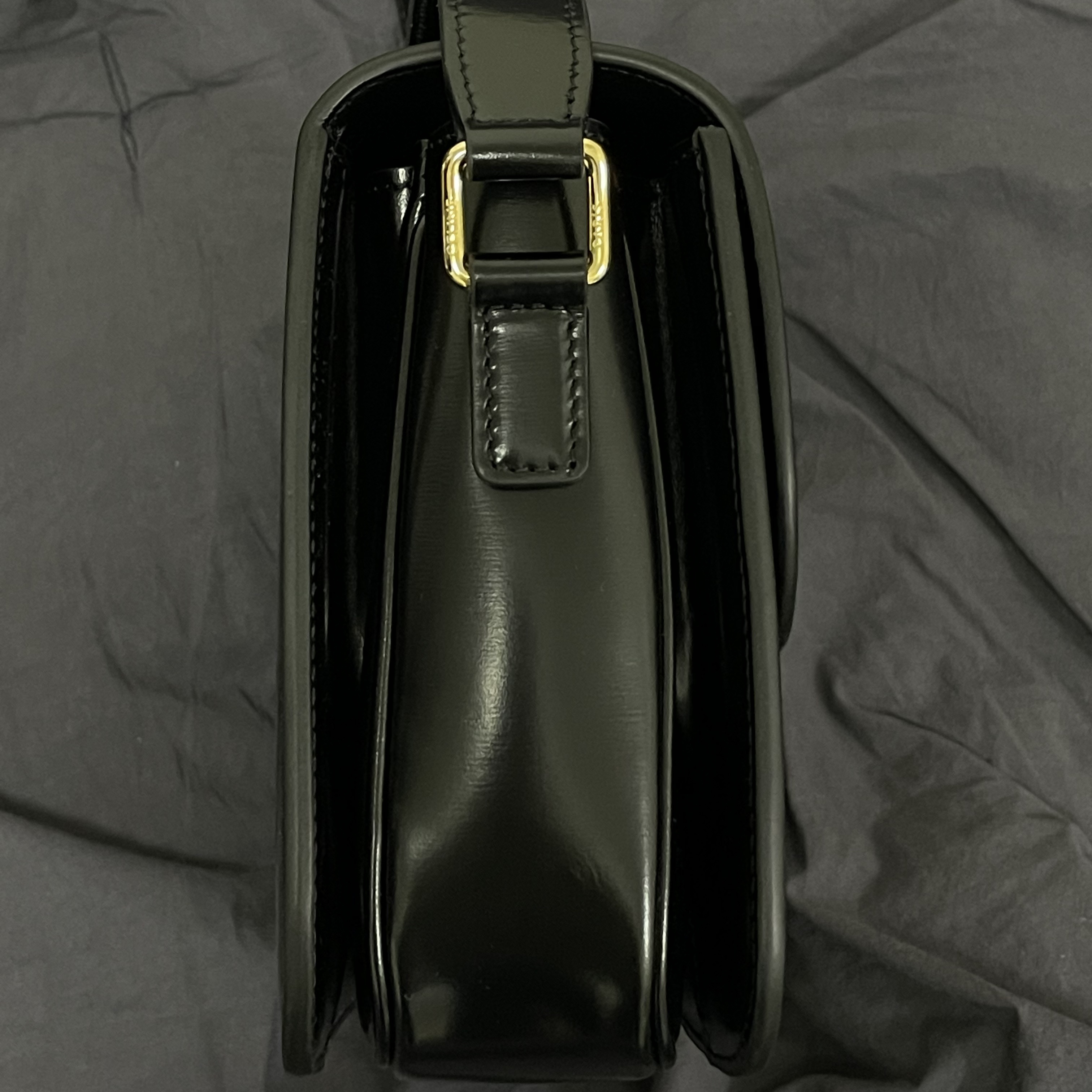 Celine Classique Triomphe Bag in Shiny Calfskin Black 착용 스타일 - 2
