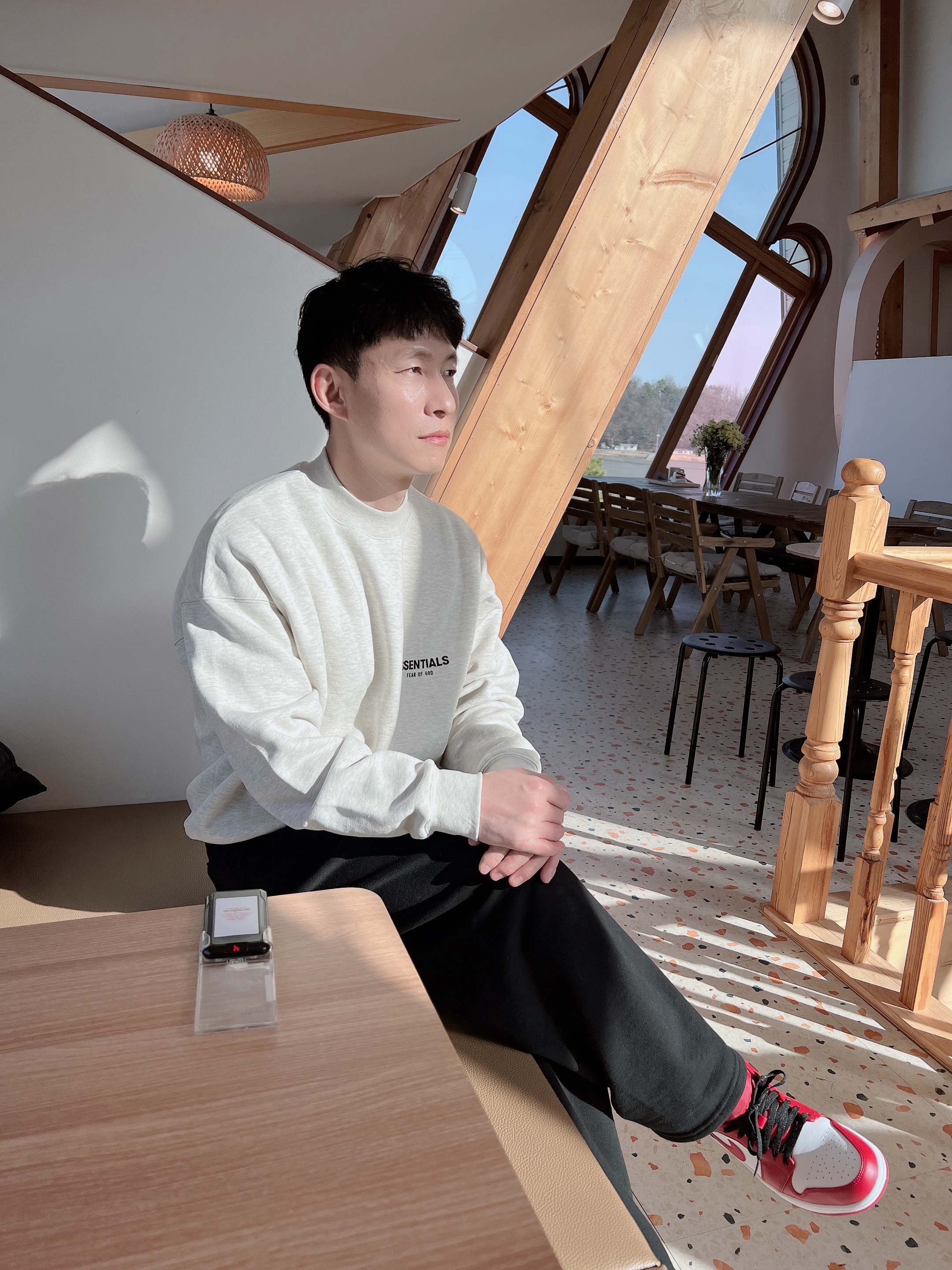 Essentials The Core Collection Crewneck Sweatshirt Light Oatmeal, Jordan 1 Low White Gym Red Black 착용 스타일 - 2