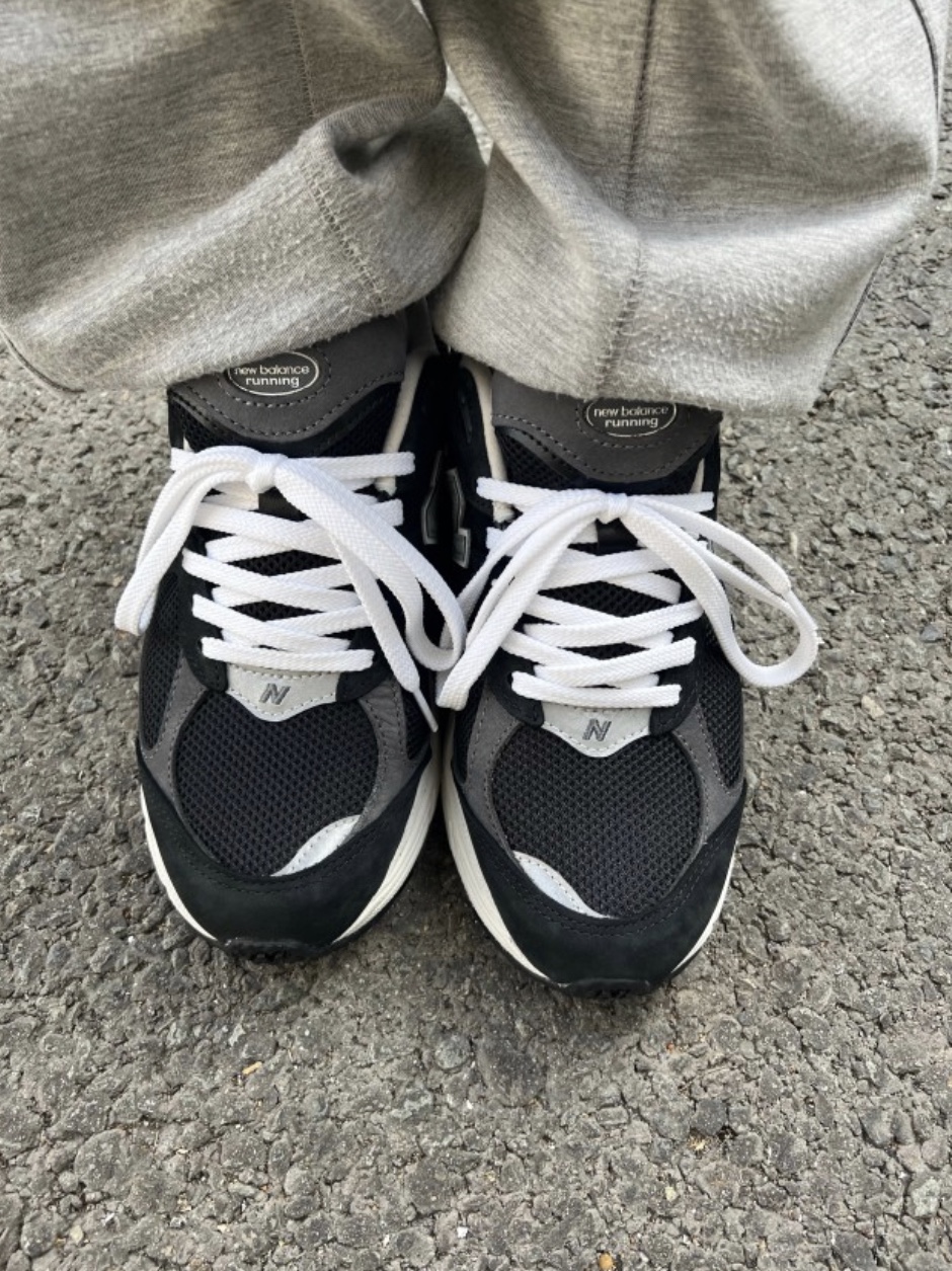 New Balance 2002R Premium Vintage Black 착용 스타일
