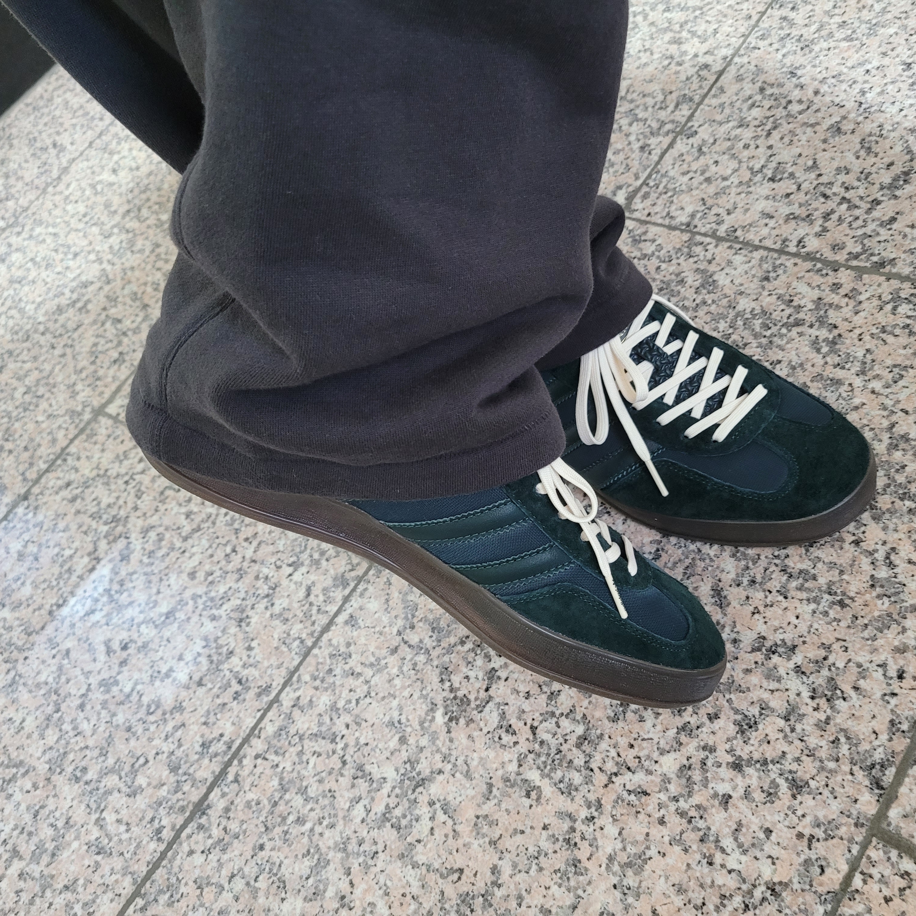 Adidas Gazelle Indoor Shadow Green 착용 스타일 - 2